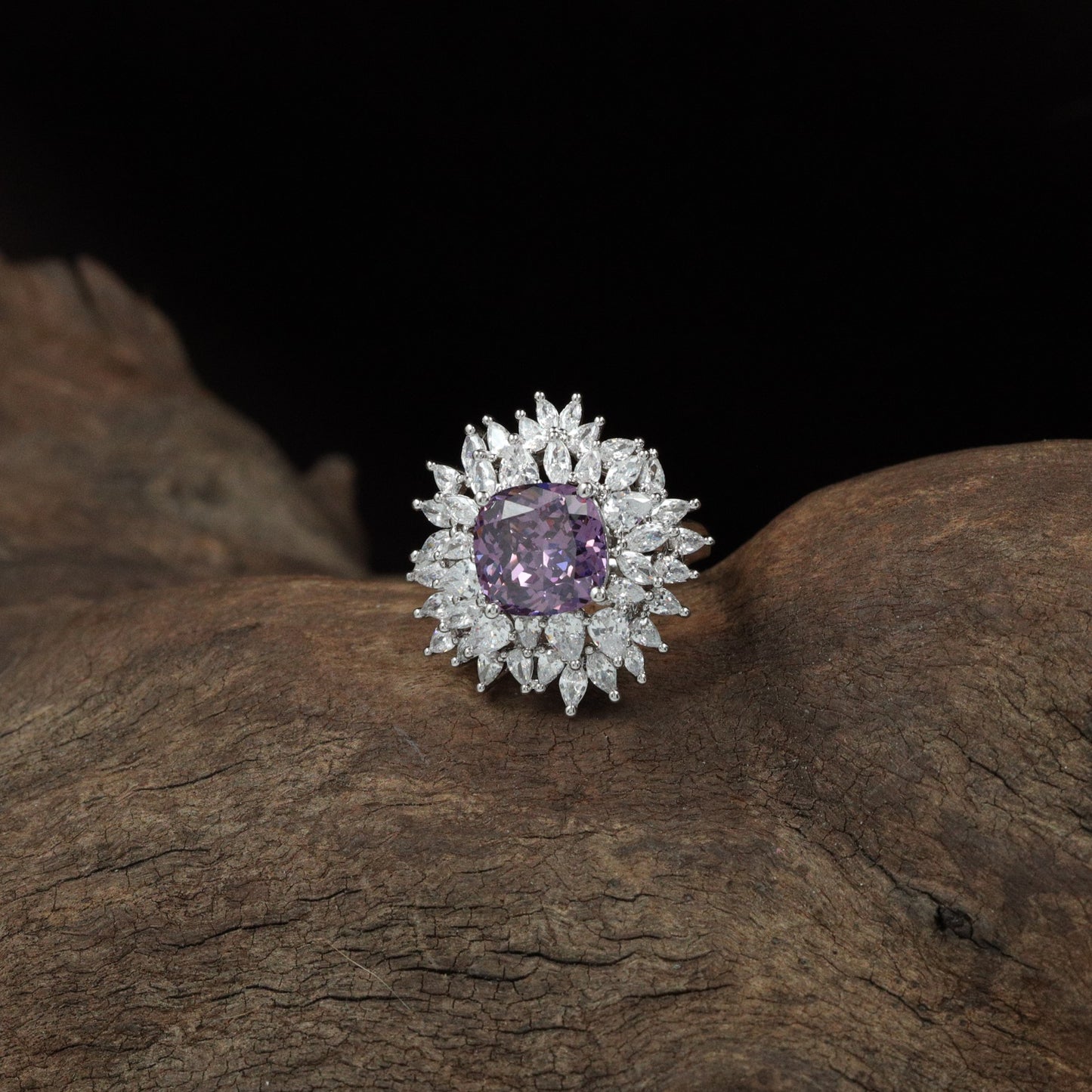 Harmony Bloom Finger Ring with Radiating Edge Layout