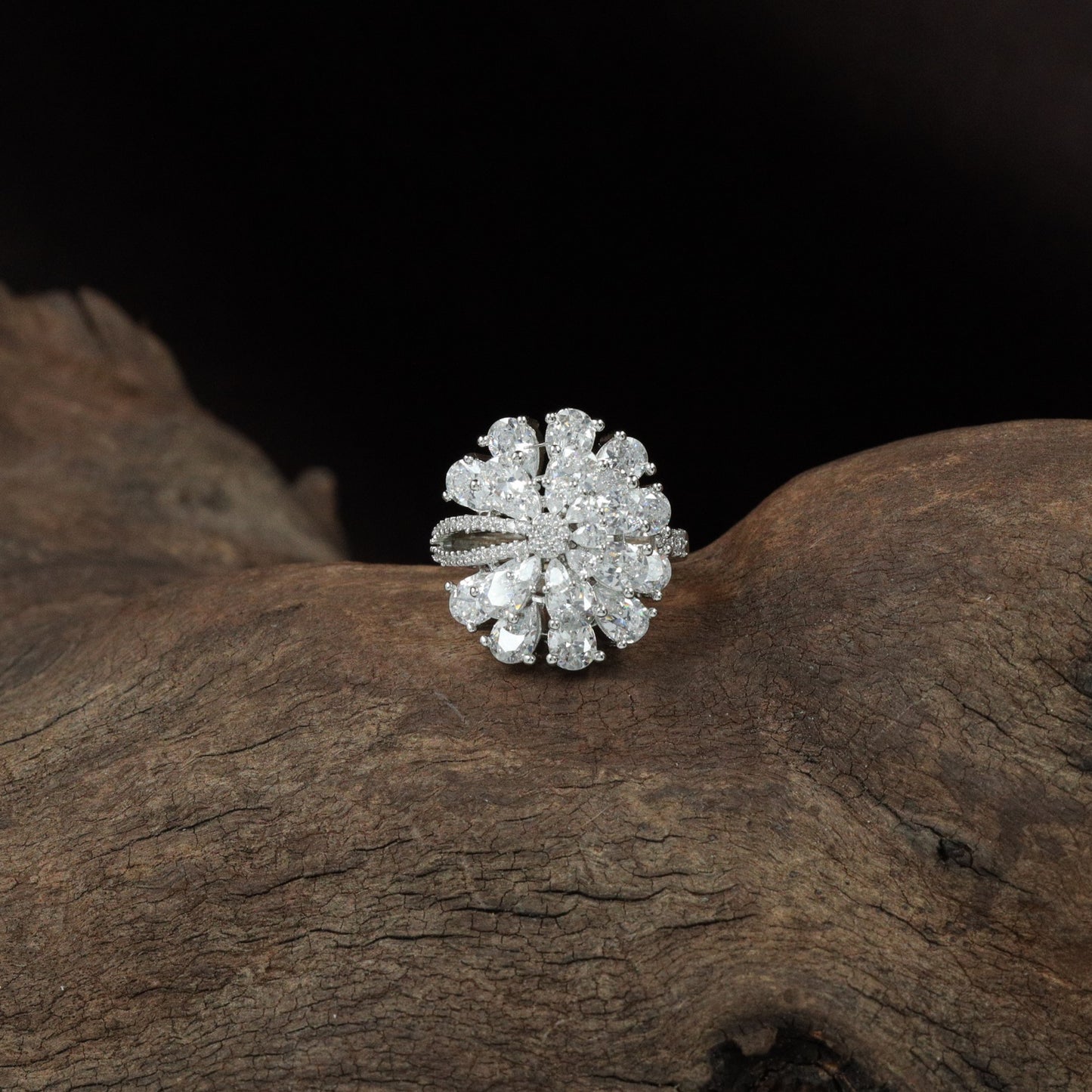 Radiant cluster form finger ring design