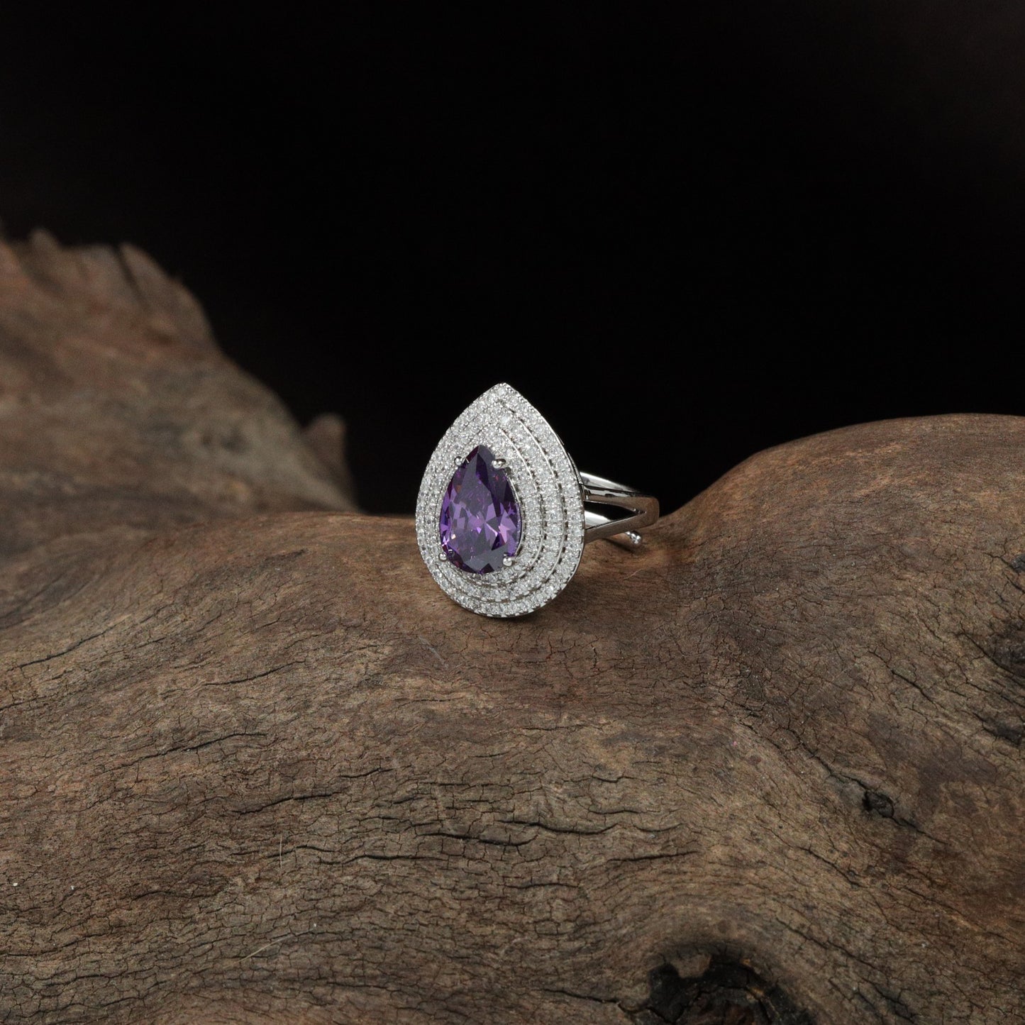 Empire Pear Finger Ring with Structured Crown Design