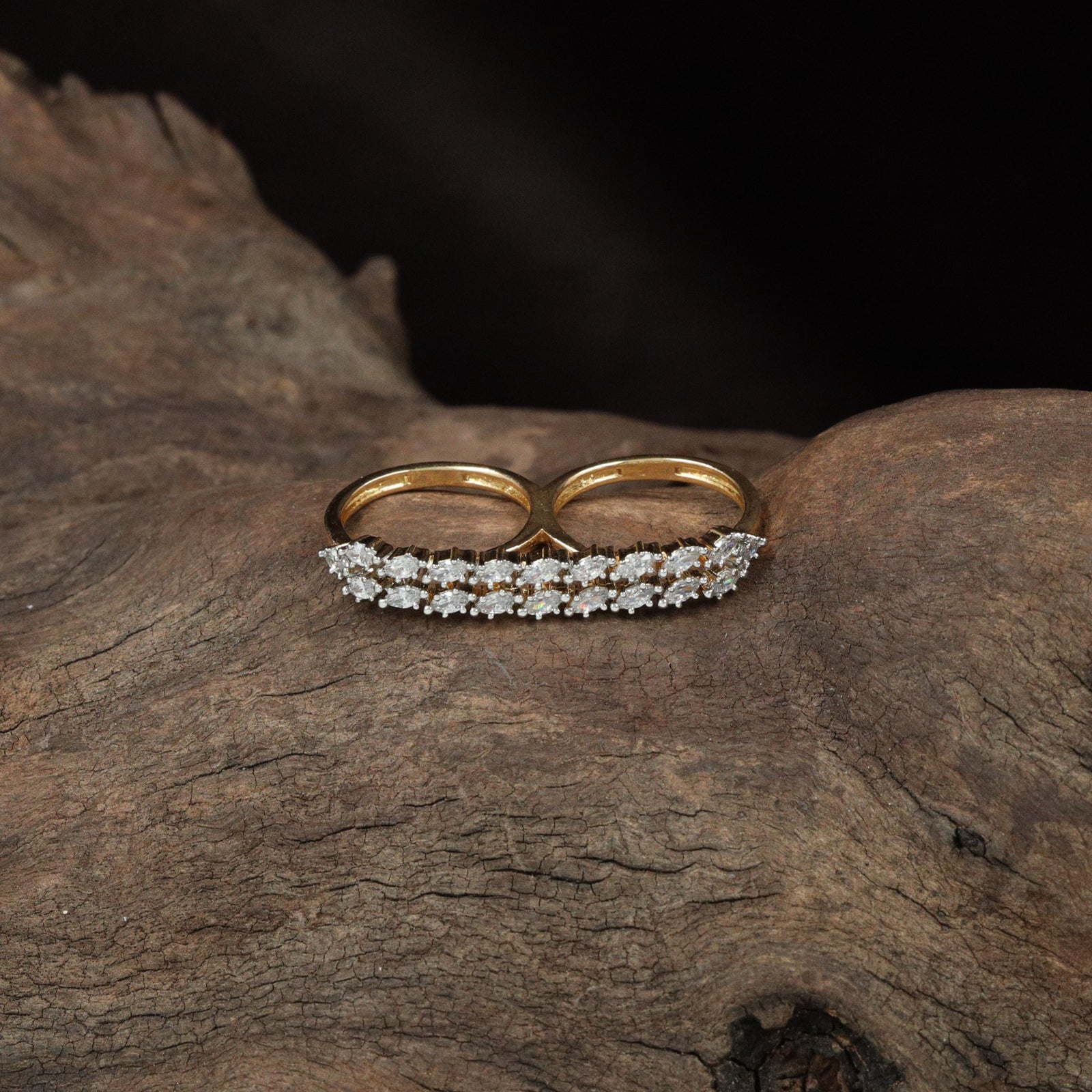 Contour parallel array finger ring arrangement