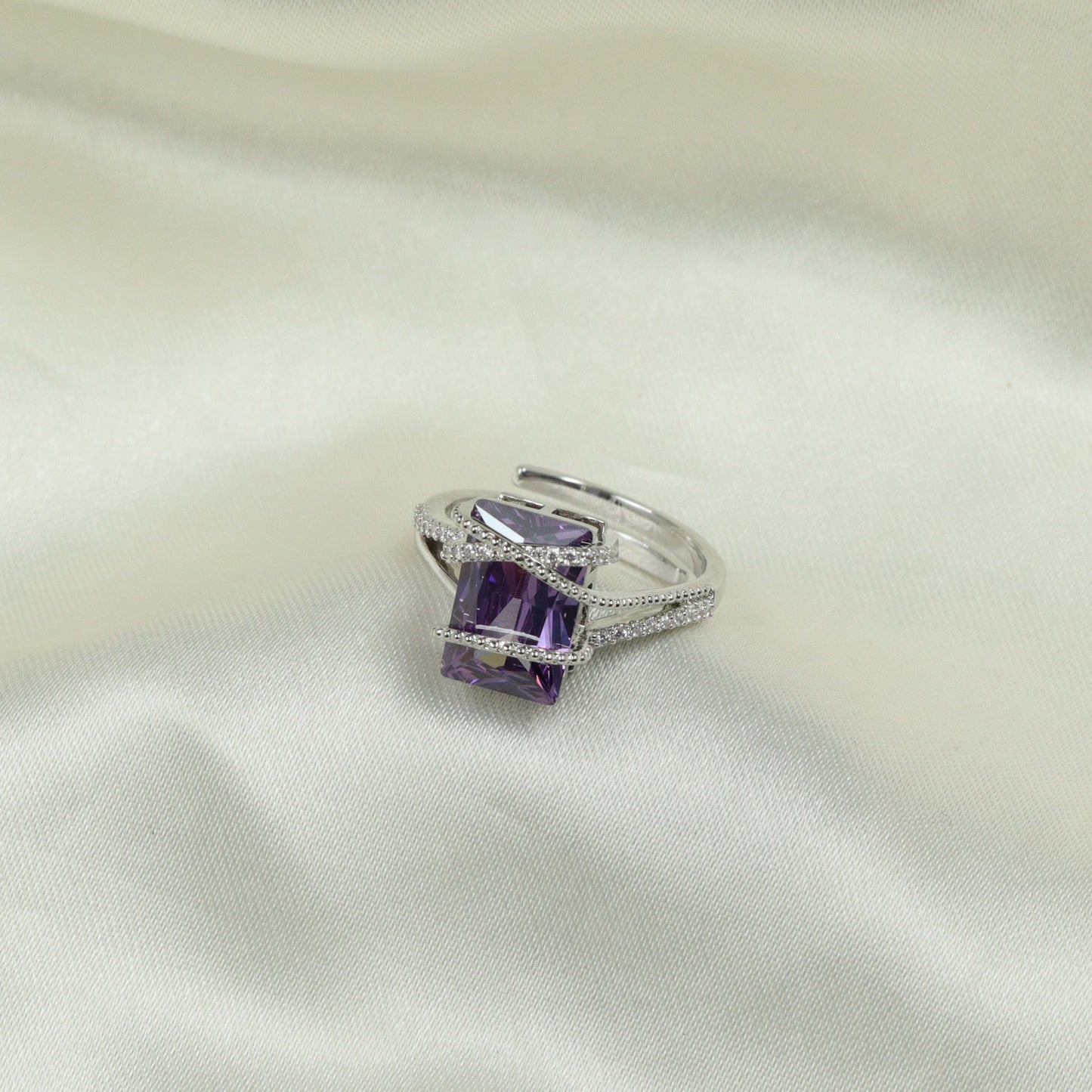 Orbit emerald‑diamond frame finger ring design with graceful curvature
