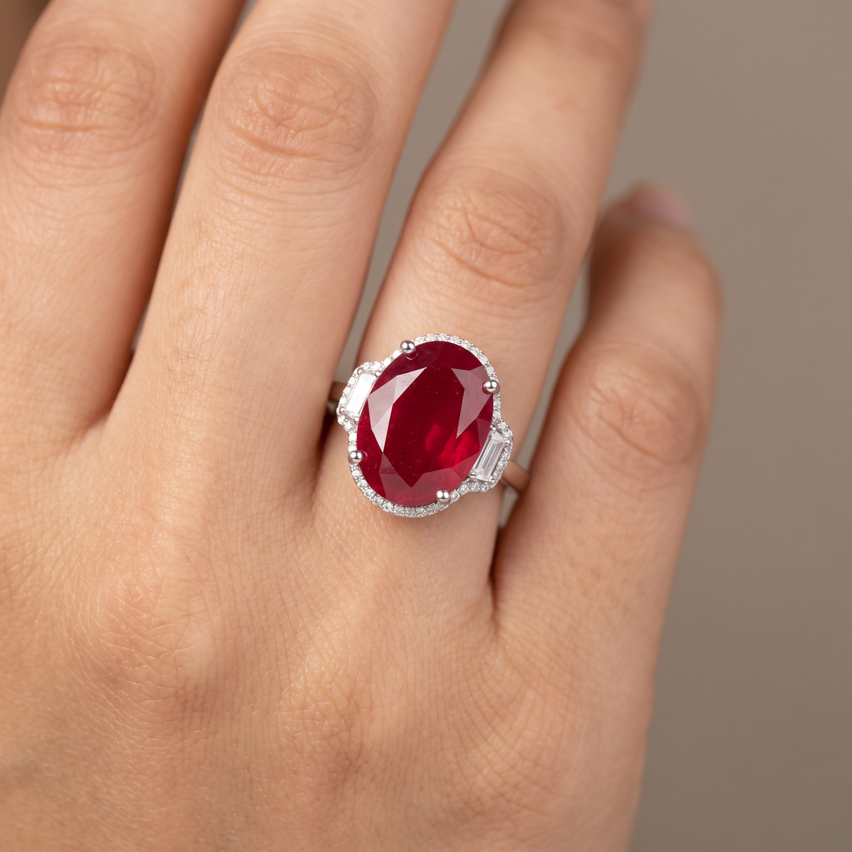 Grand Orbit Finger Ring with Decorative Oval Frame