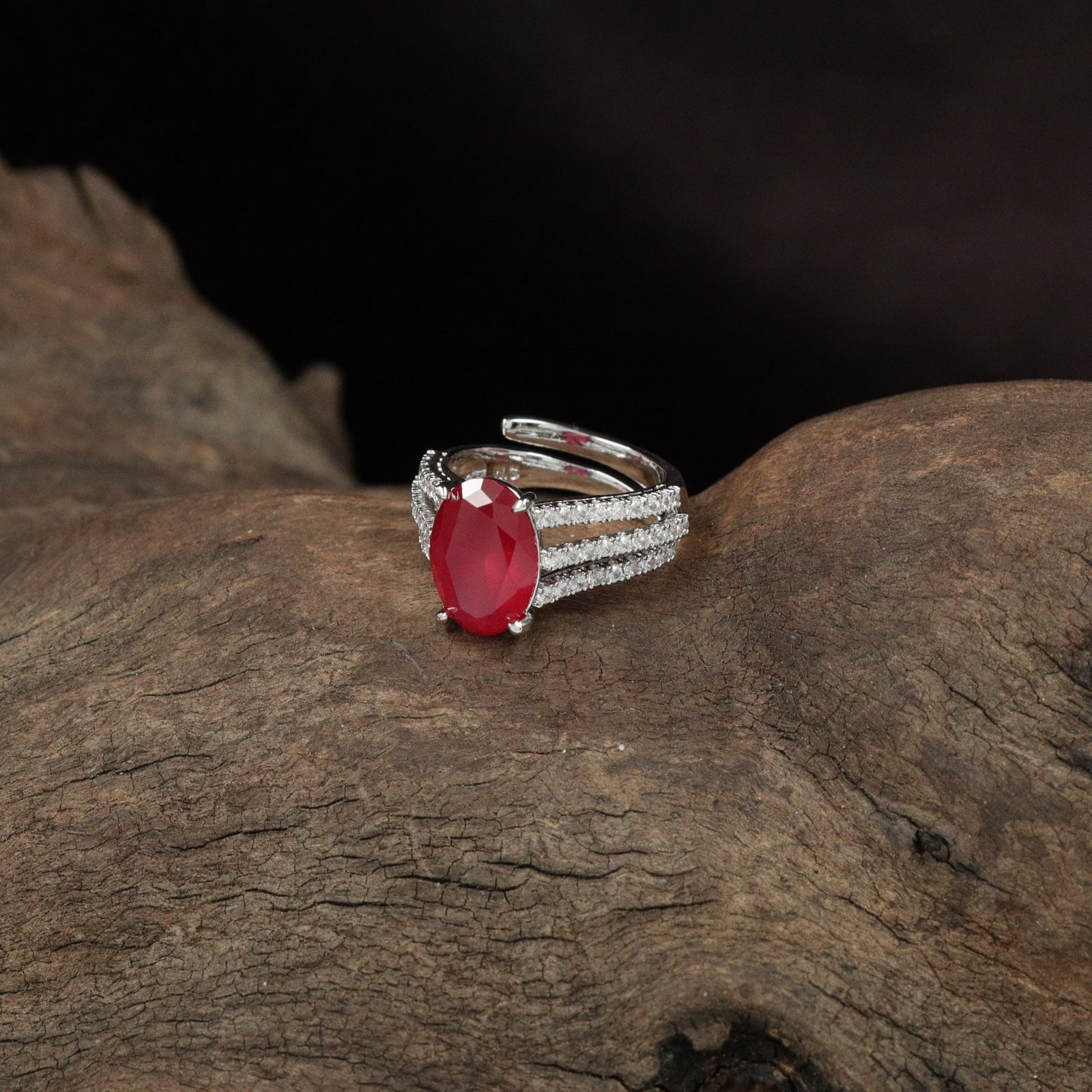 Heritage Parallel Line Finger Ring with Elevated Crown Frame