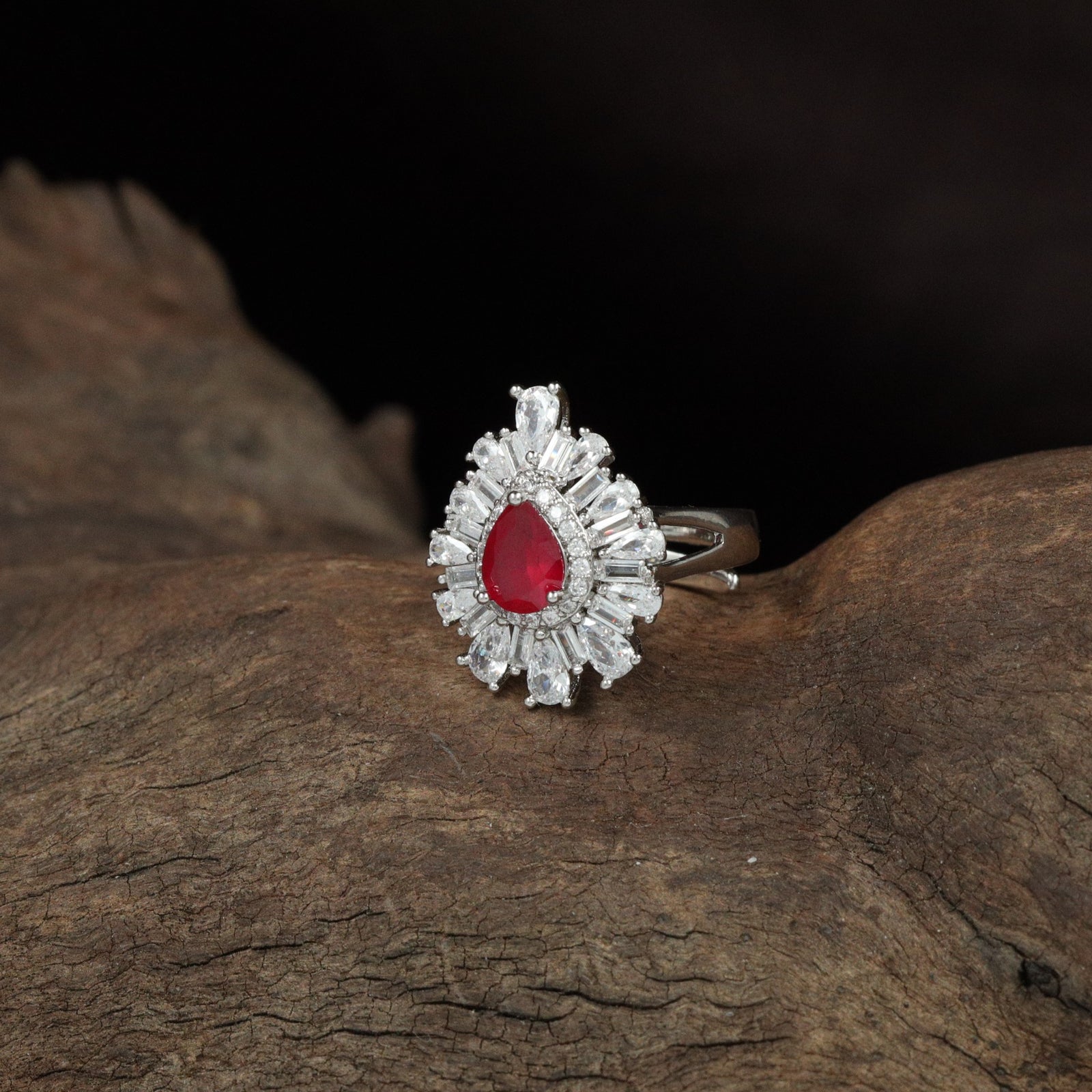 Grand Burst Finger Ring with Radiating Petal Borders