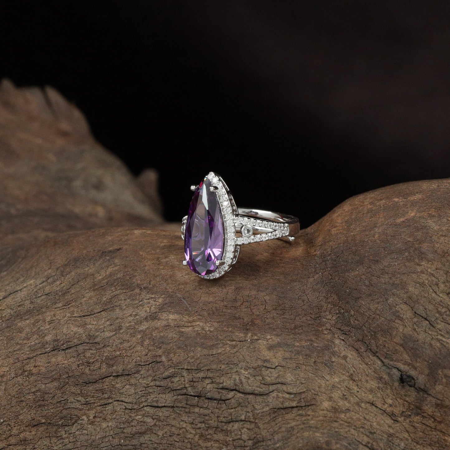 Signature Pear Crest Finger Ring with Polished Band Finish