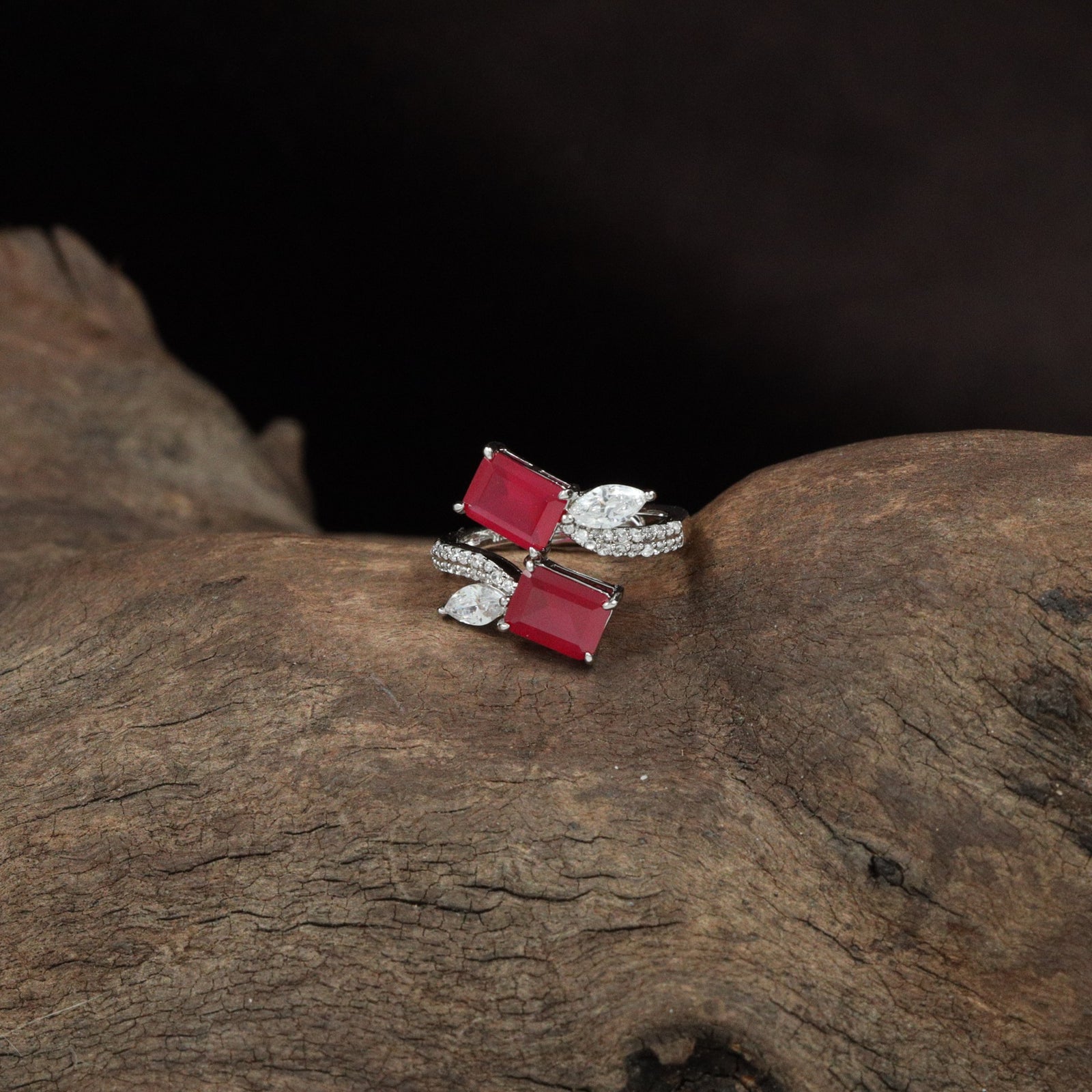 Fluted Twist Finger Ring with Structured Open Layout