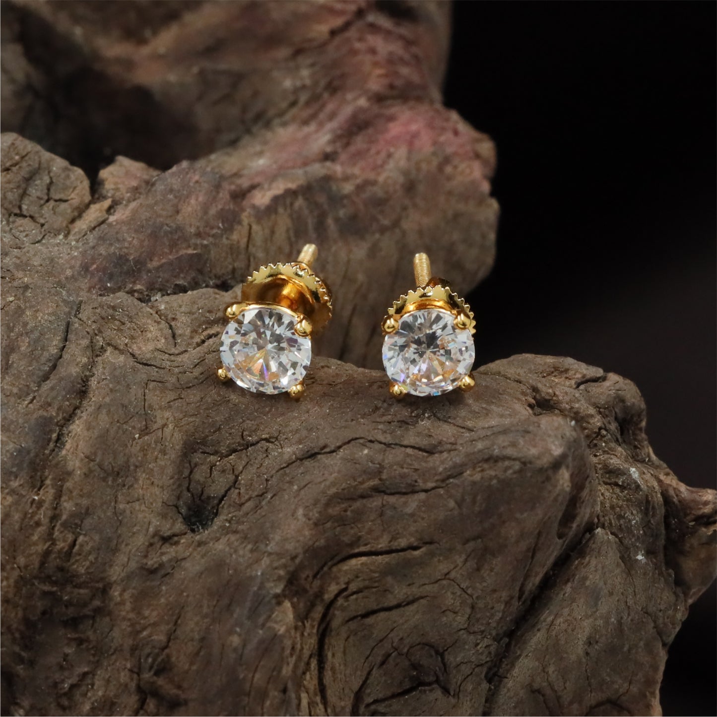 Signature Circular Gold Polish Stud with Structured Prong Setting