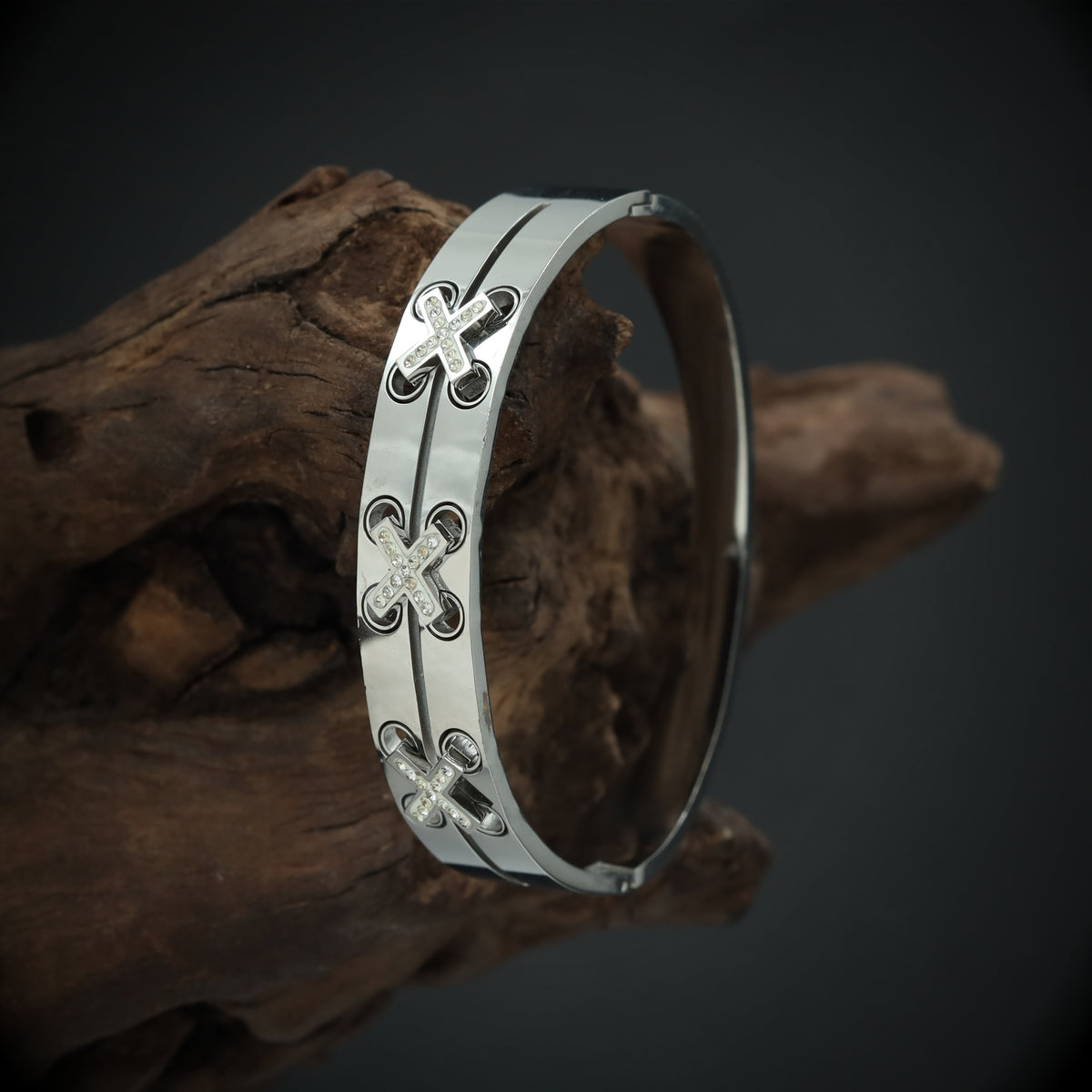 Distinctive Cross Design Bracelet with Polished Surface and Patterned Layout