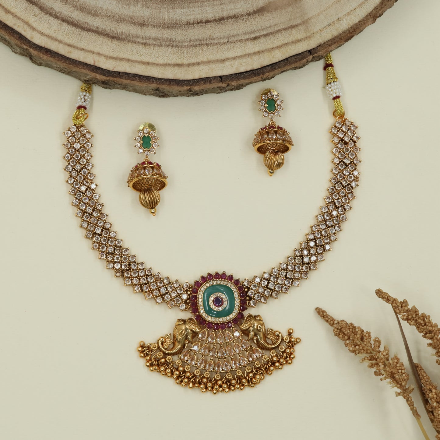 Decor disc antique necklace with detailed band and elephant flank elements