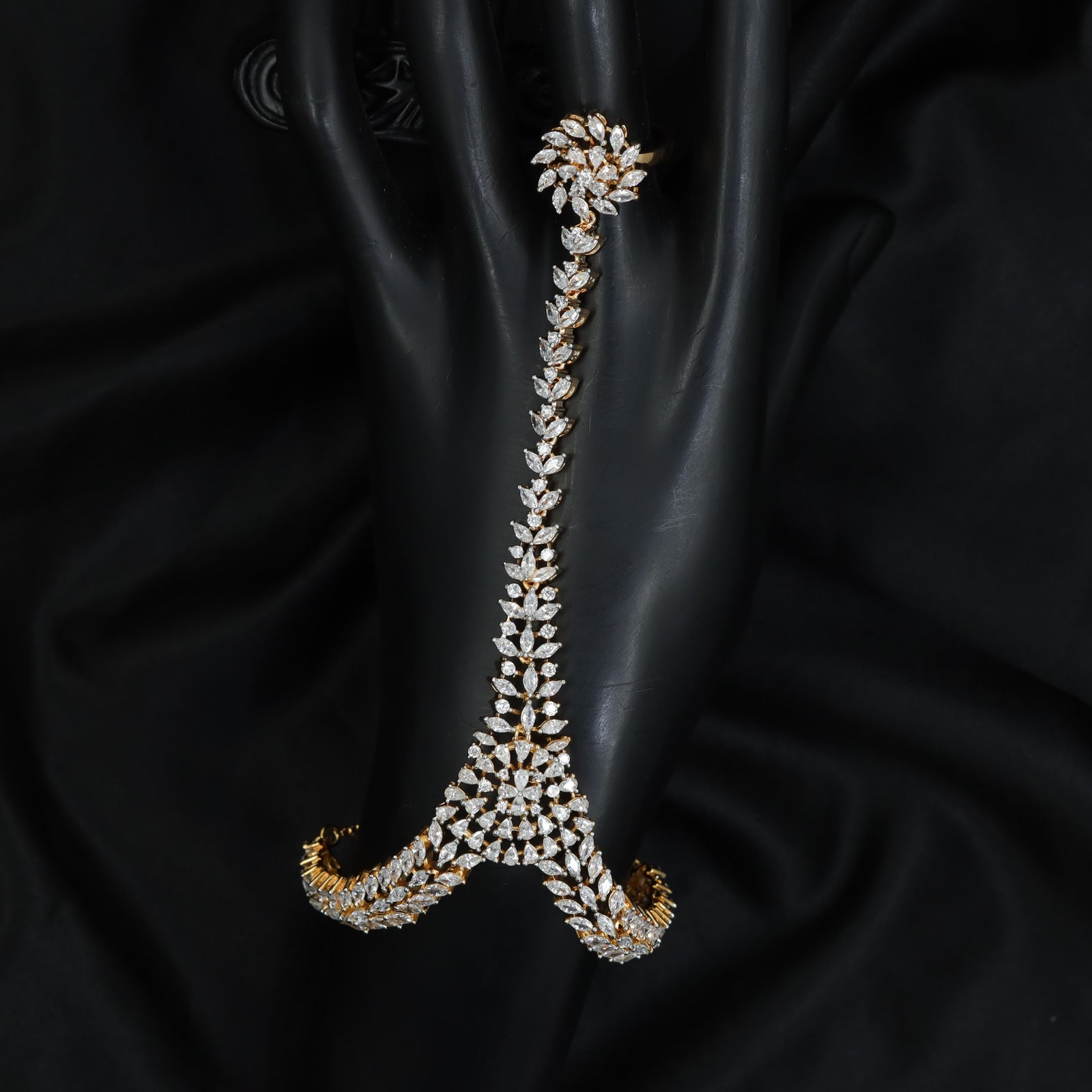 Floral Spray Panja with Continuous Leaf Chain Layout
