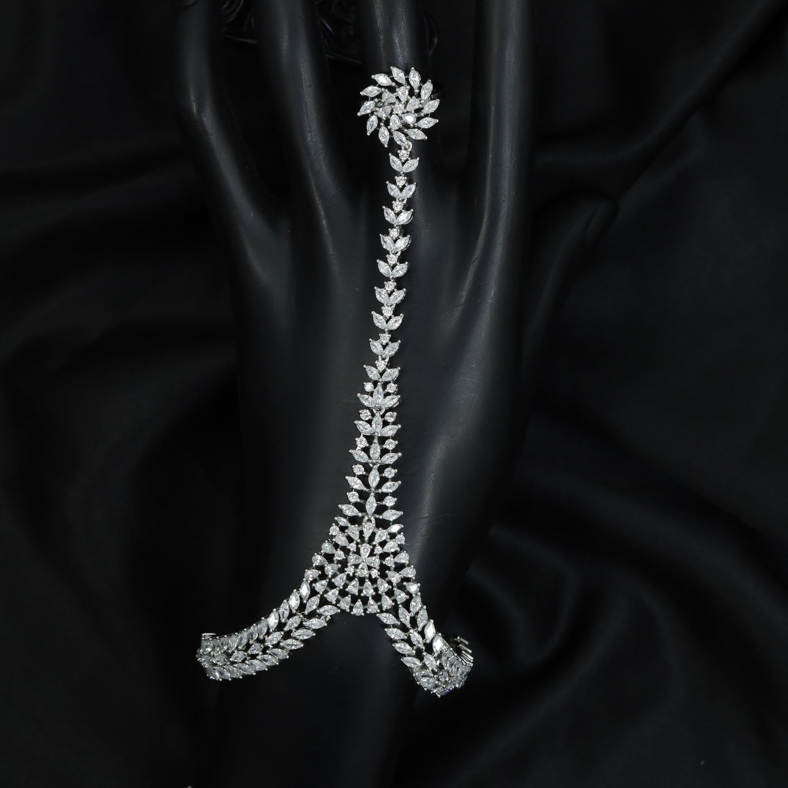 Floral Spray Panja with Continuous Leaf Chain Layout