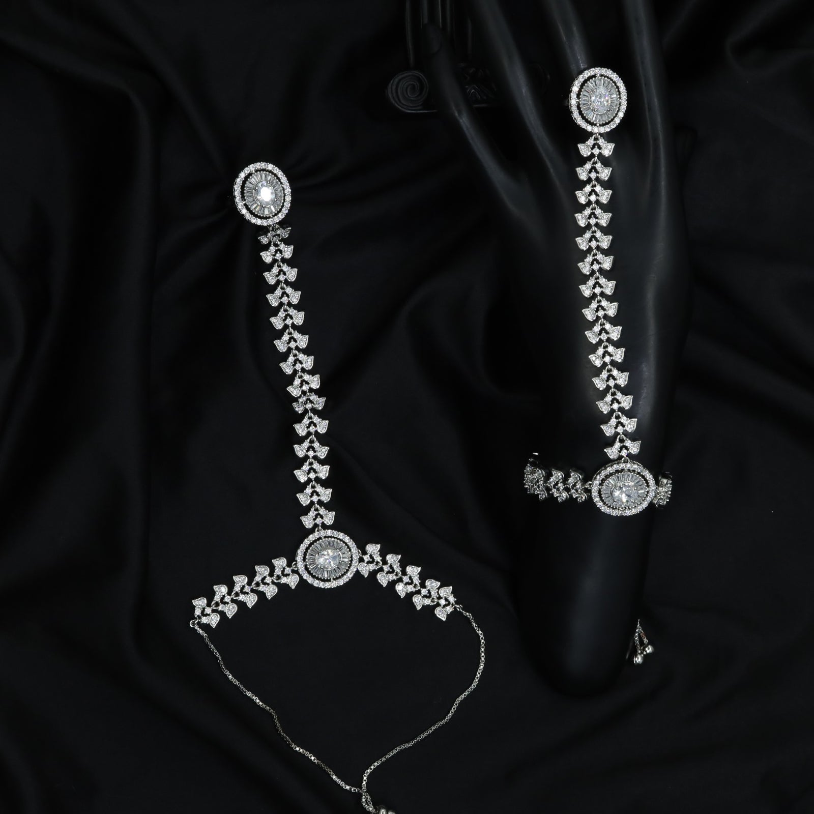 Circular Double Border Panja with Marquise Link Chain Design