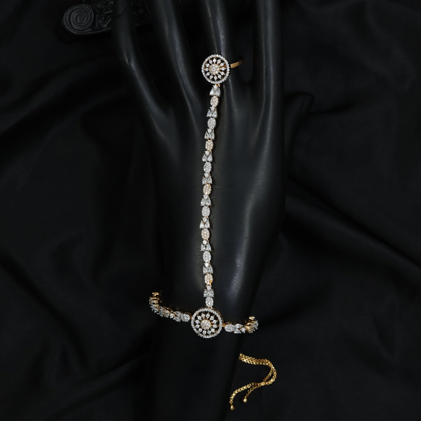 Floral Disc Centre Panja with Structured Vertical Chain