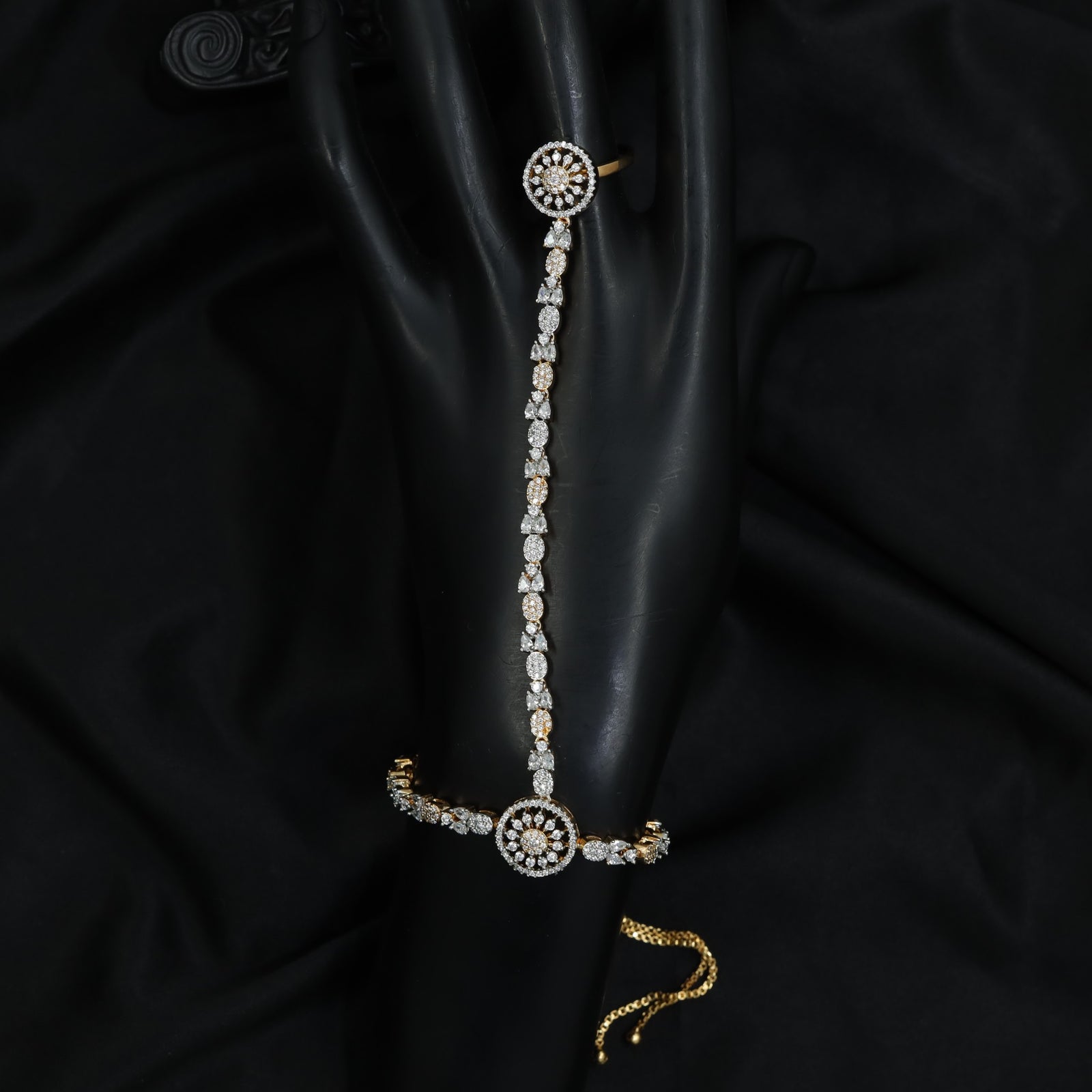 Floral Disc Centre Panja with Structured Vertical Chain