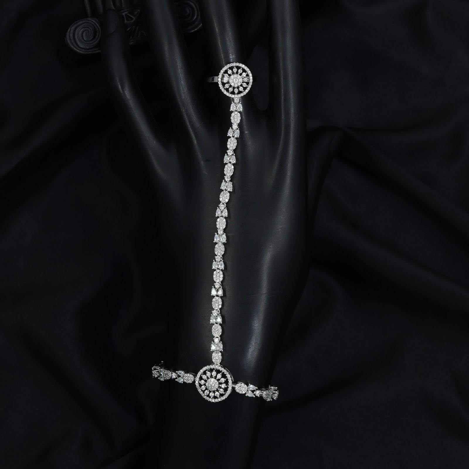 Floral Disc Centre Panja with Structured Vertical Chain