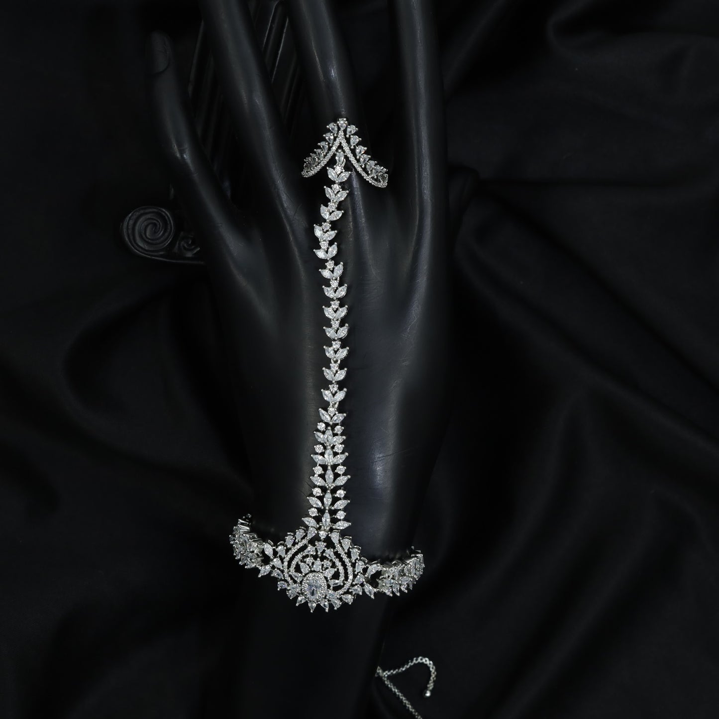 Floral Vine Panja with Radiating Centre Medallion Design