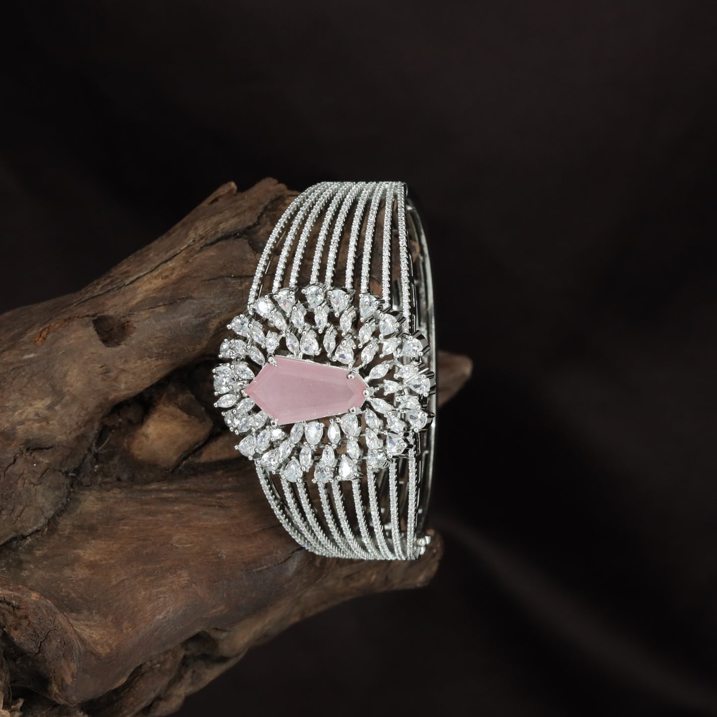 Crossvine Crest Kada with Curved Border Construction