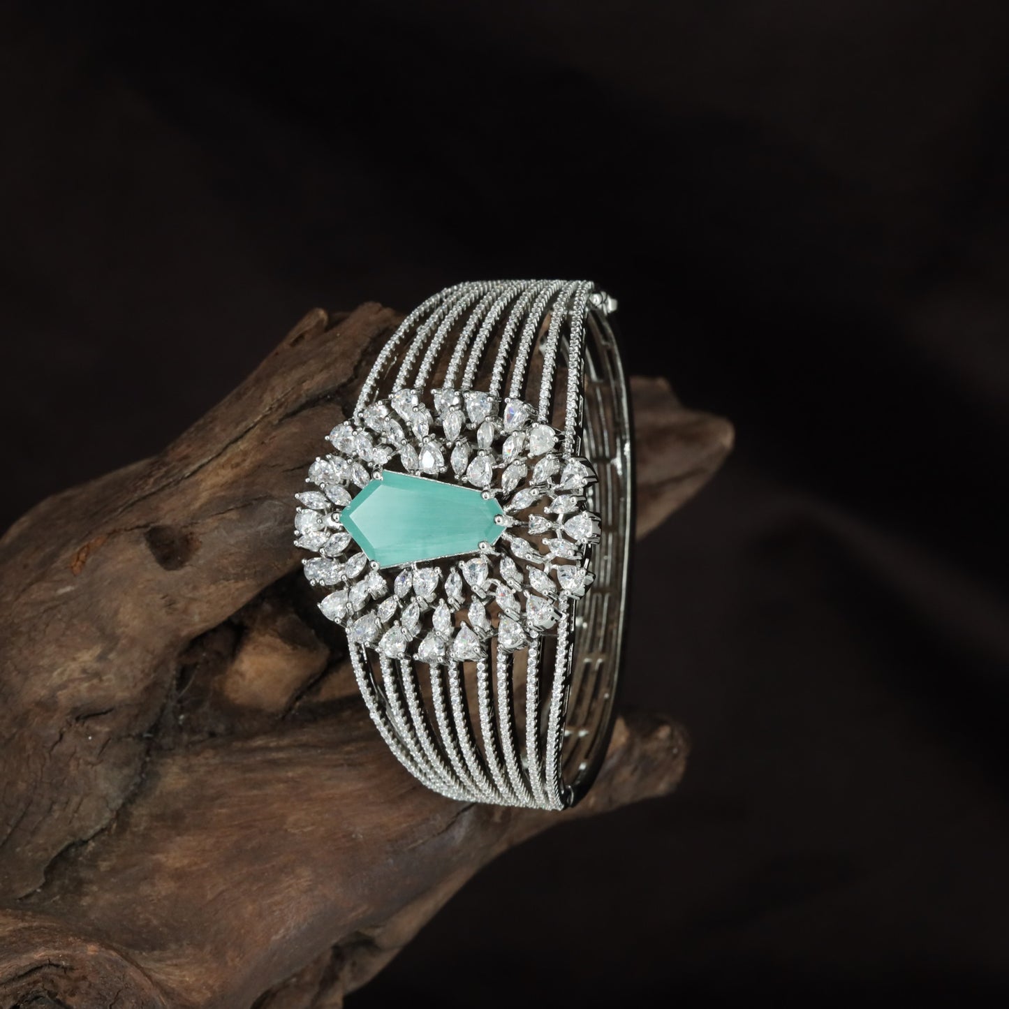 Crossvine Crest Kada with Curved Border Construction