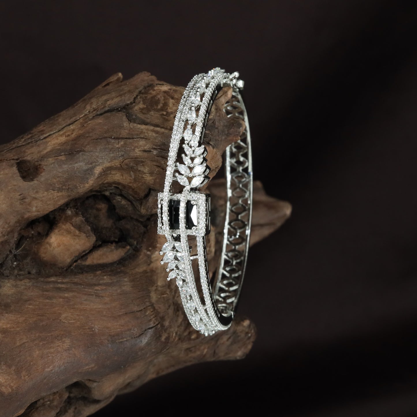 Looped Spine Kada with Tapered Centre Placement