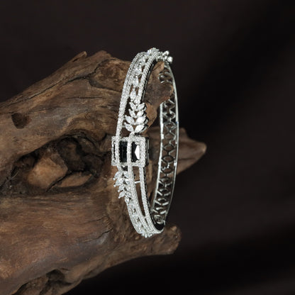 Looped Spine Kada with Tapered Centre Placement