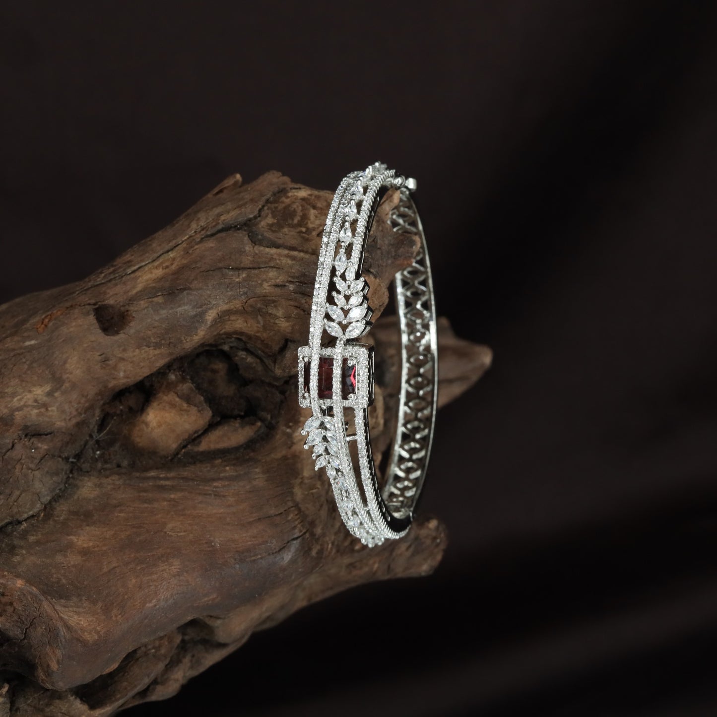 Looped Spine Kada with Tapered Centre Placement