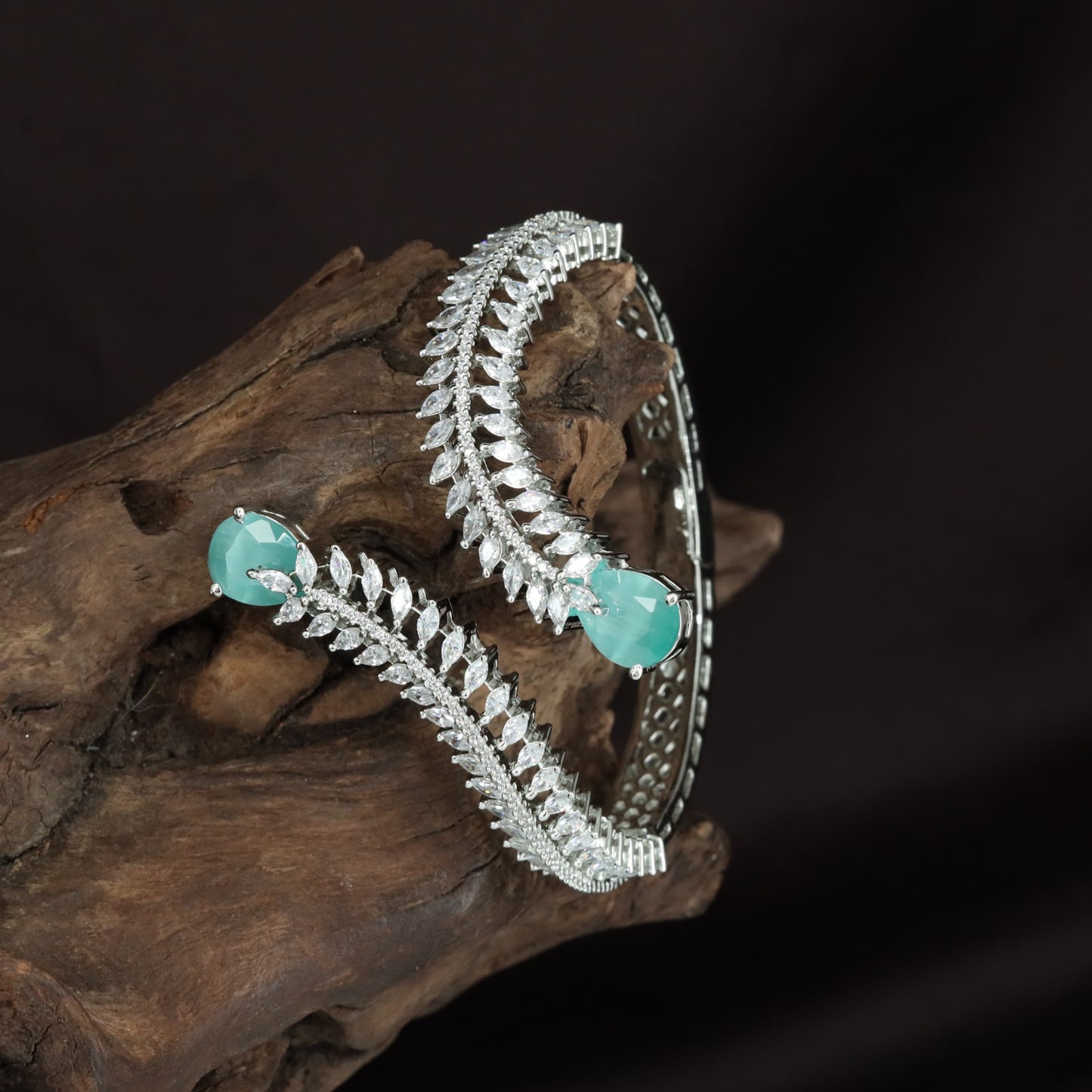 Feather Spine Kada with Tapered Side Detailing