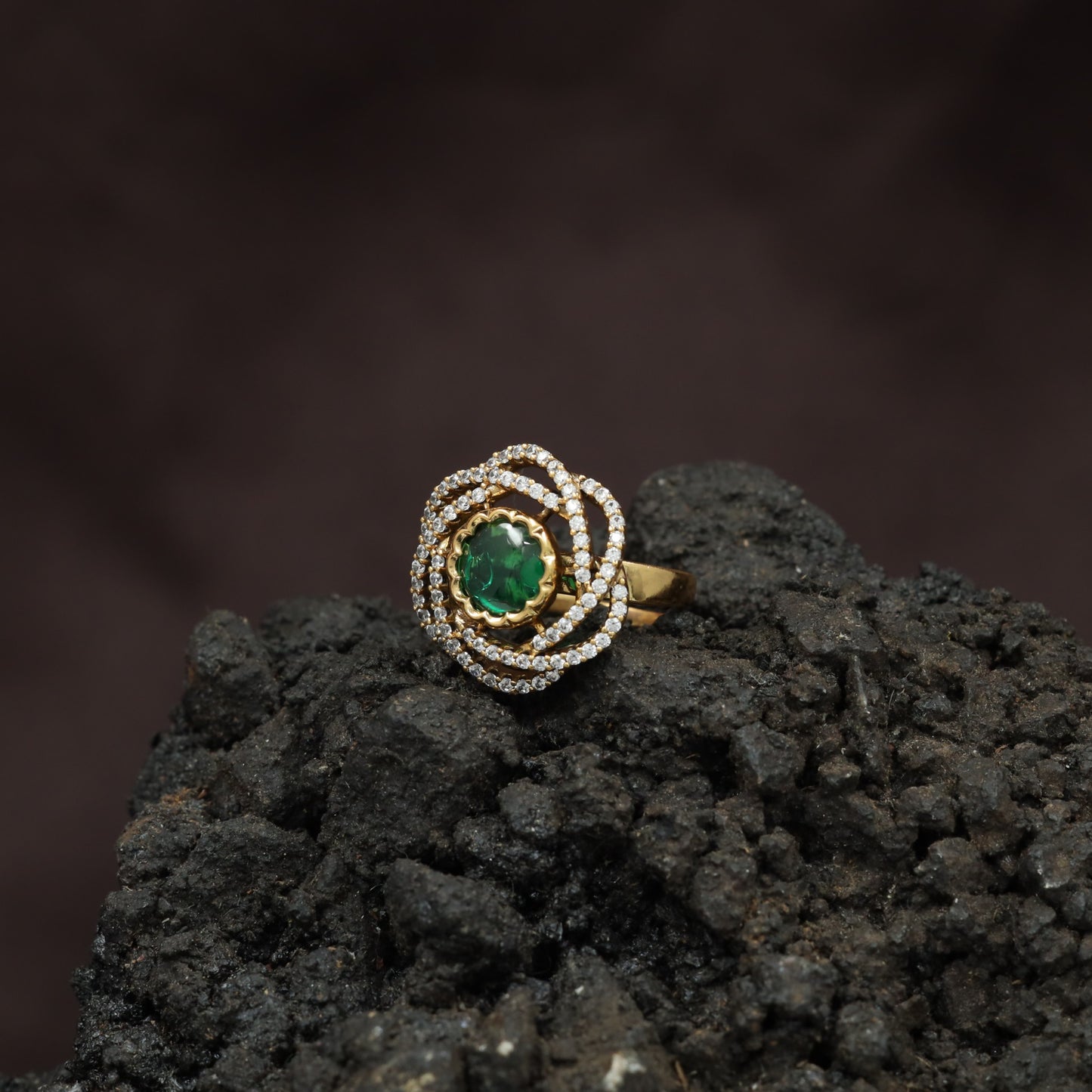 Regal Orbit Kundan Finger Ring With Layered Circular Halo Design