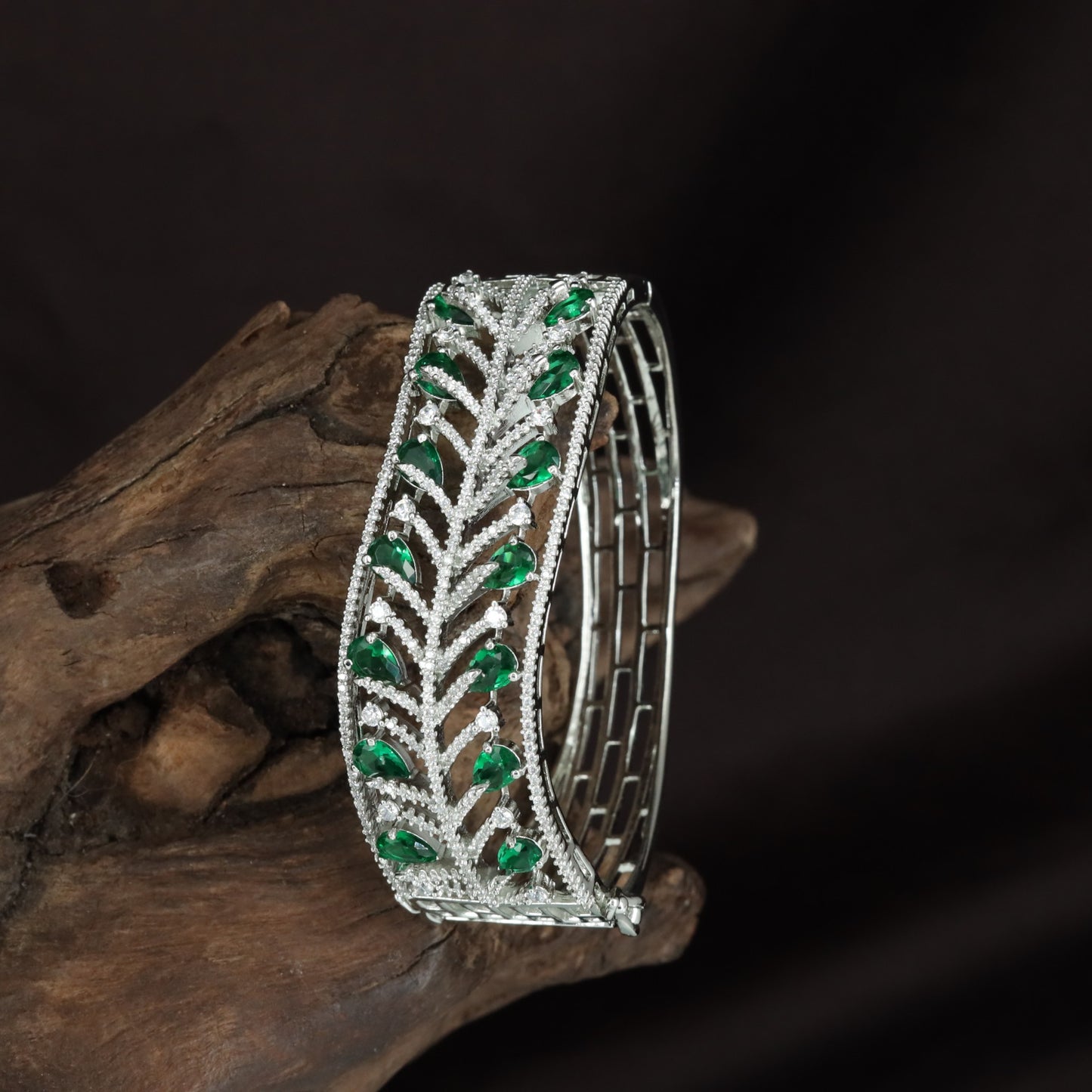 Leaftrail Vine Kada with Curved Feather Detailing