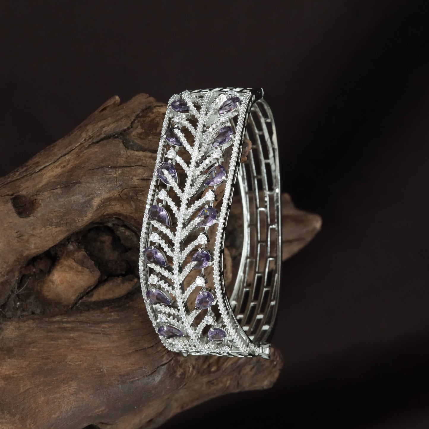Leaftrail Vine Kada with Curved Feather Detailing