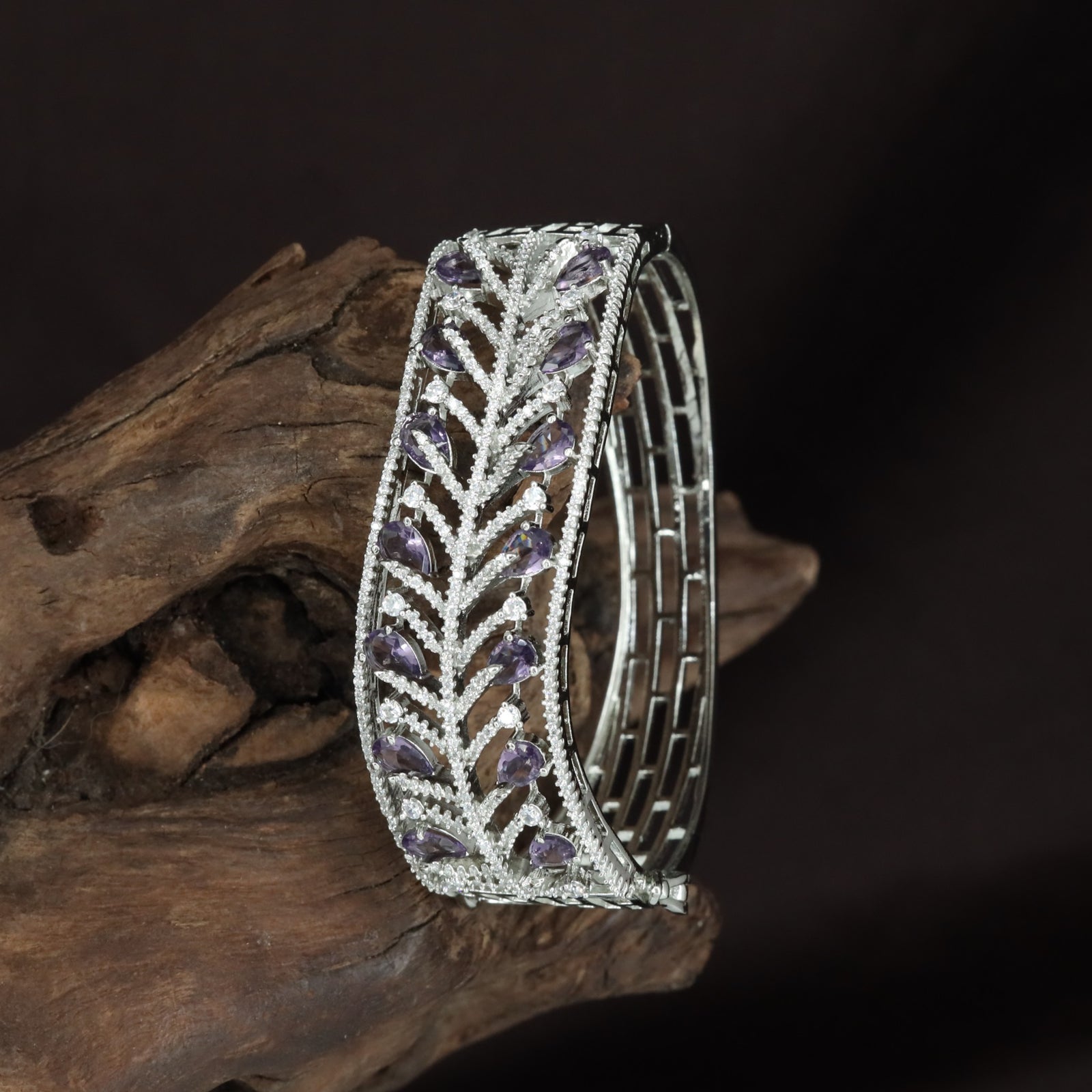 Leaftrail Vine Kada with Curved Feather Detailing