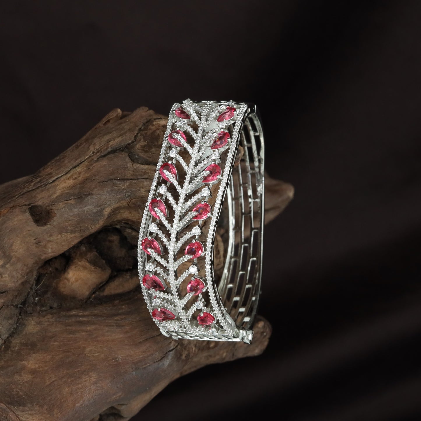 Leaftrail Vine Kada with Curved Feather Detailing