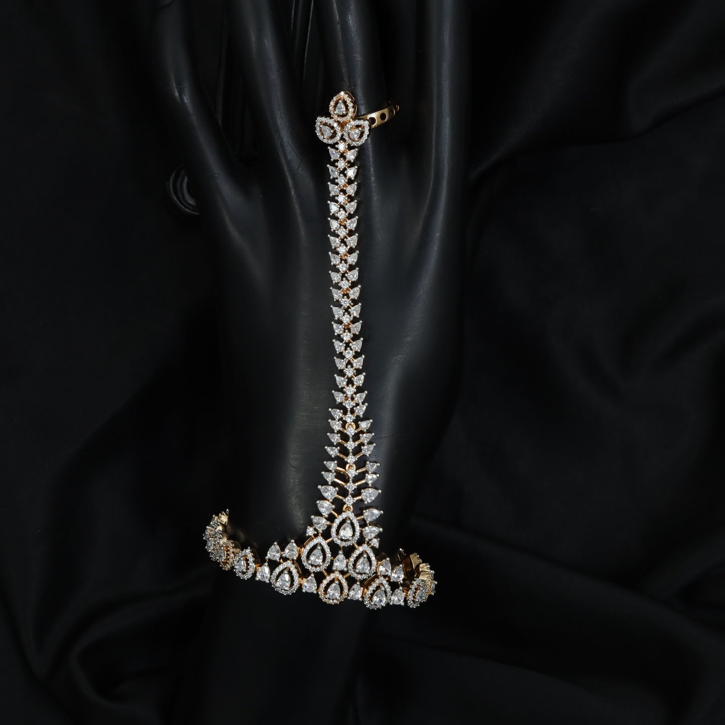 Auspicious Circular Medallion Panja with Triple Link Chain Design