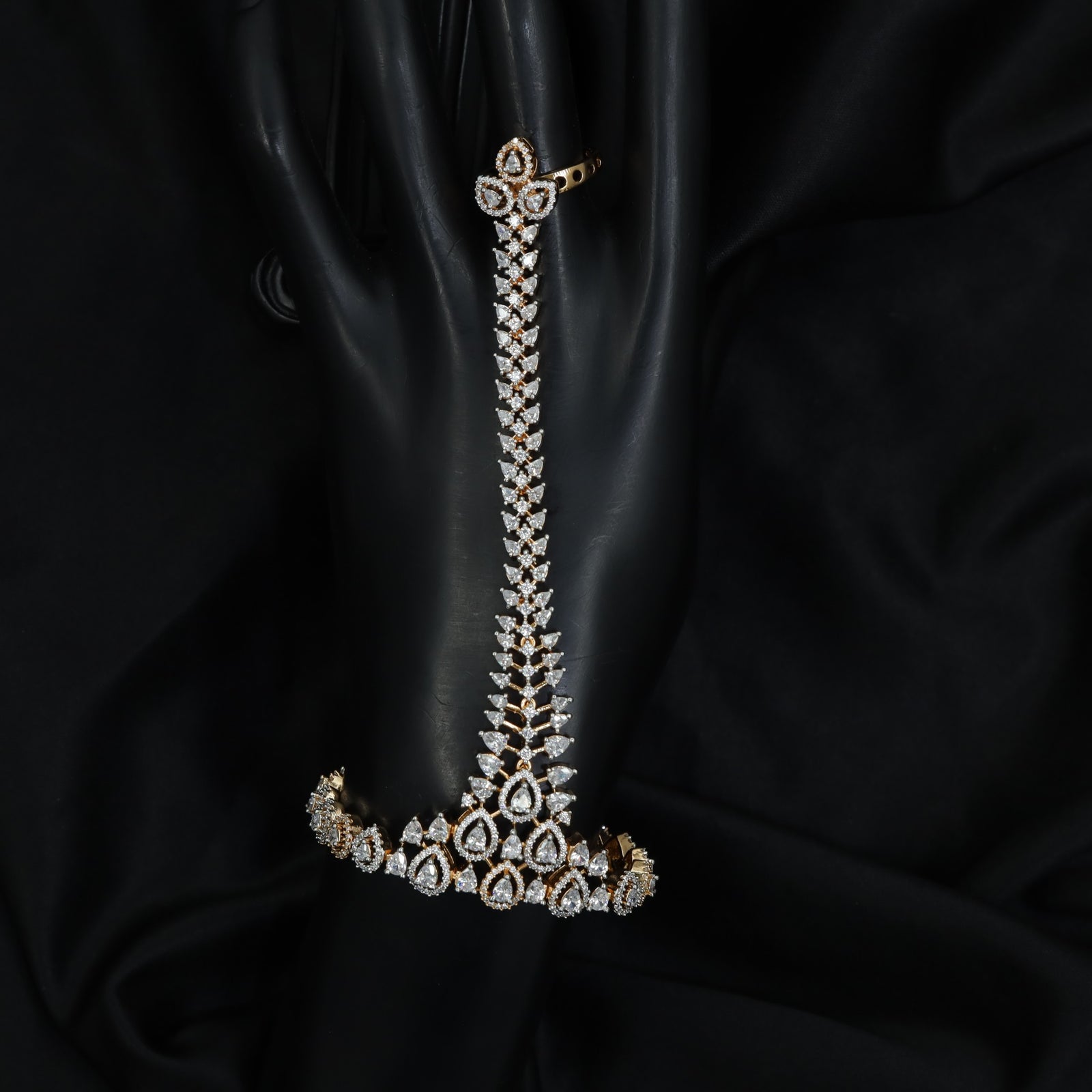 Auspicious Circular Medallion Panja with Triple Link Chain Design