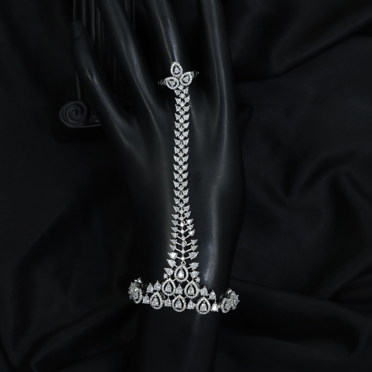 Auspicious Circular Medallion Panja with Triple Link Chain Design