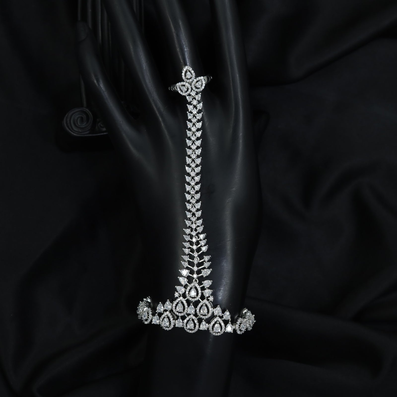 Auspicious Circular Medallion Panja with Triple Link Chain Design