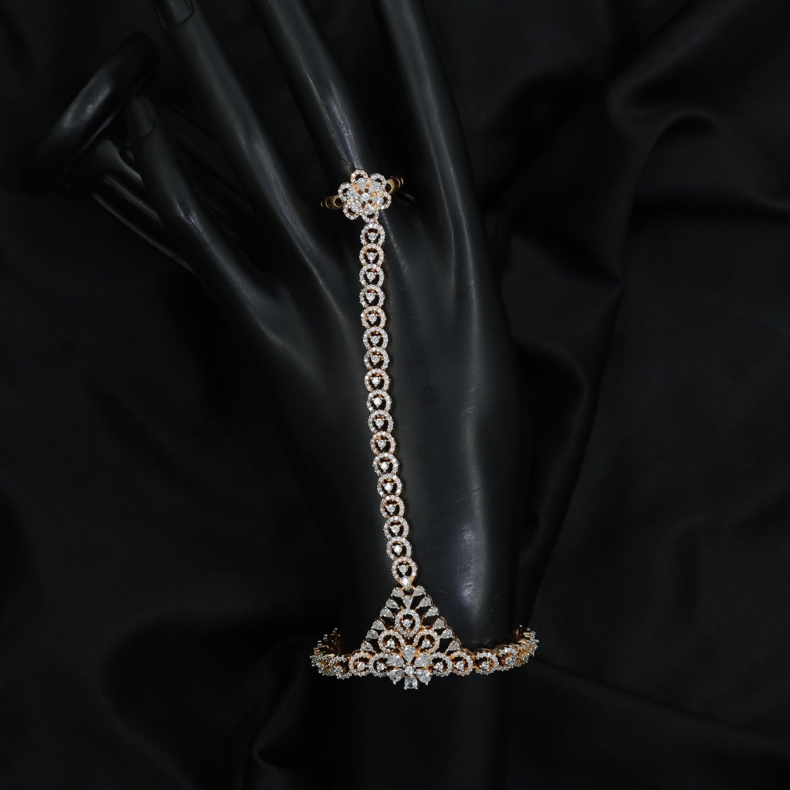 Distinctive Triangle Framework Panja with Decorative Wrist Border