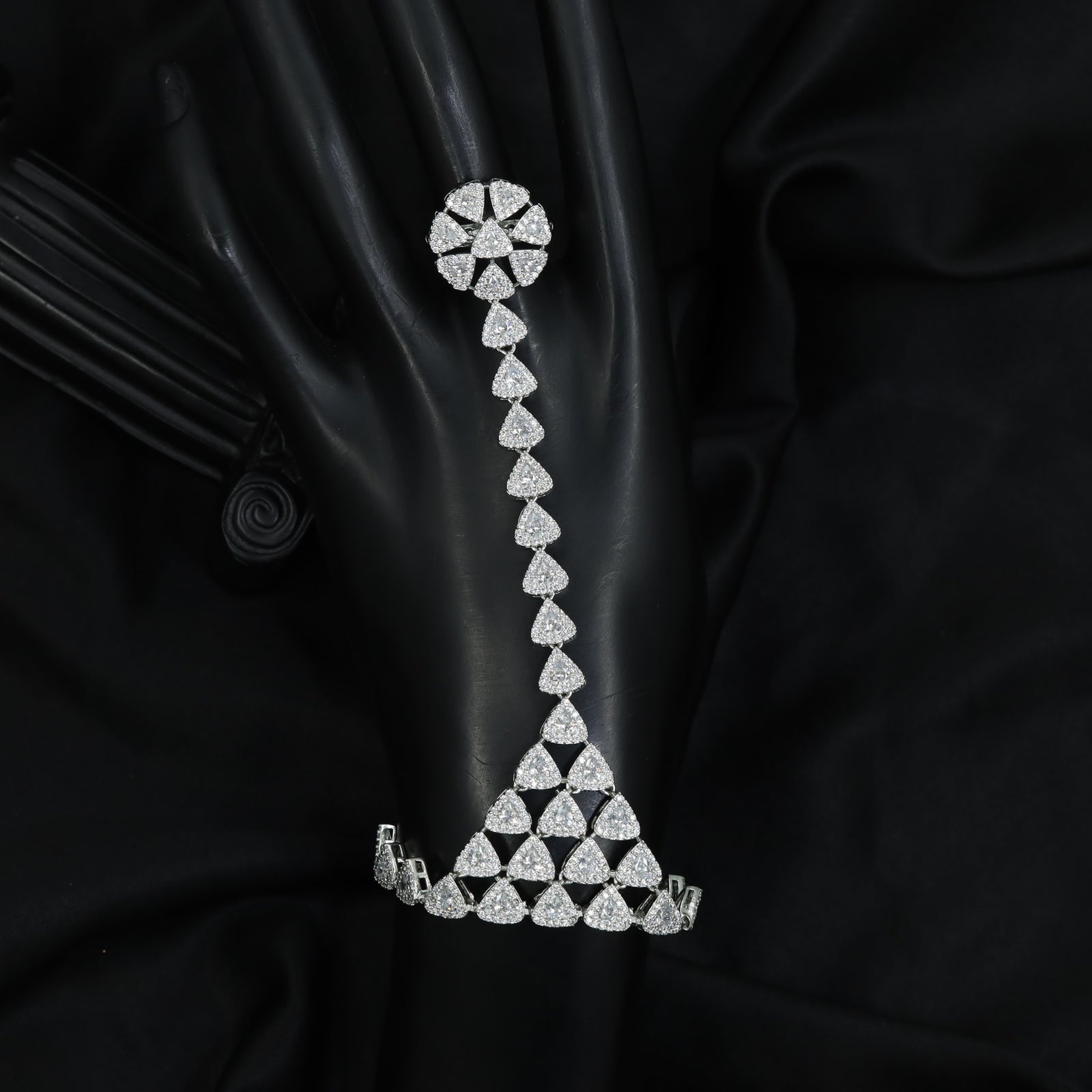 Geometric Panja with Triangle Link Chain Design