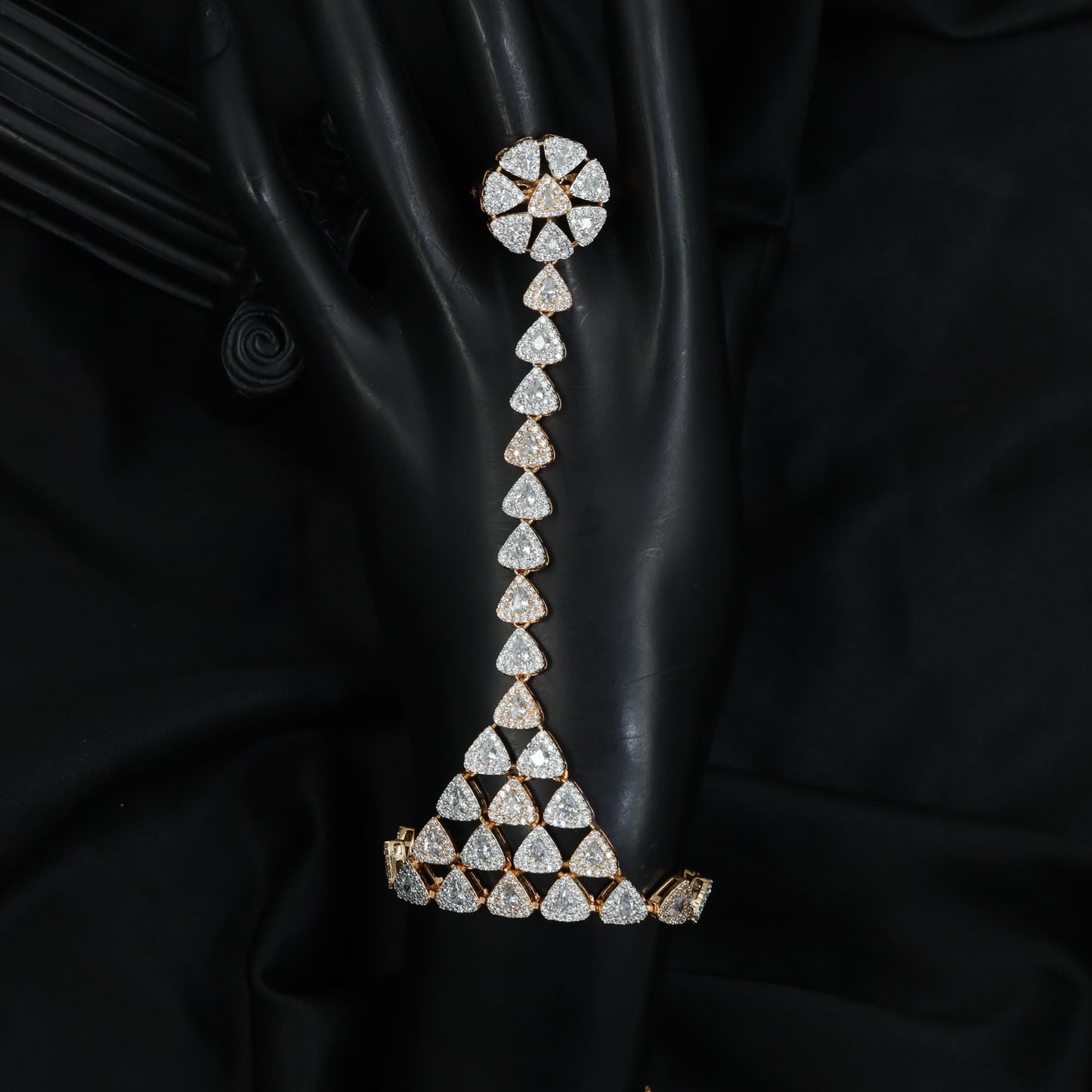 Geometric Panja with Triangle Link Chain Design