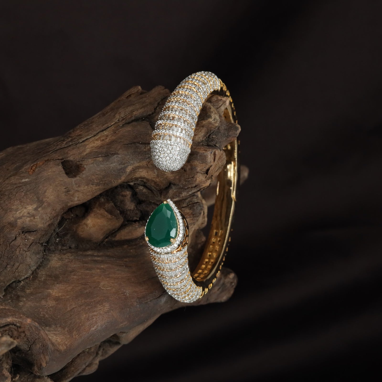 Bulged Frame Kada with Structured Open Formation
