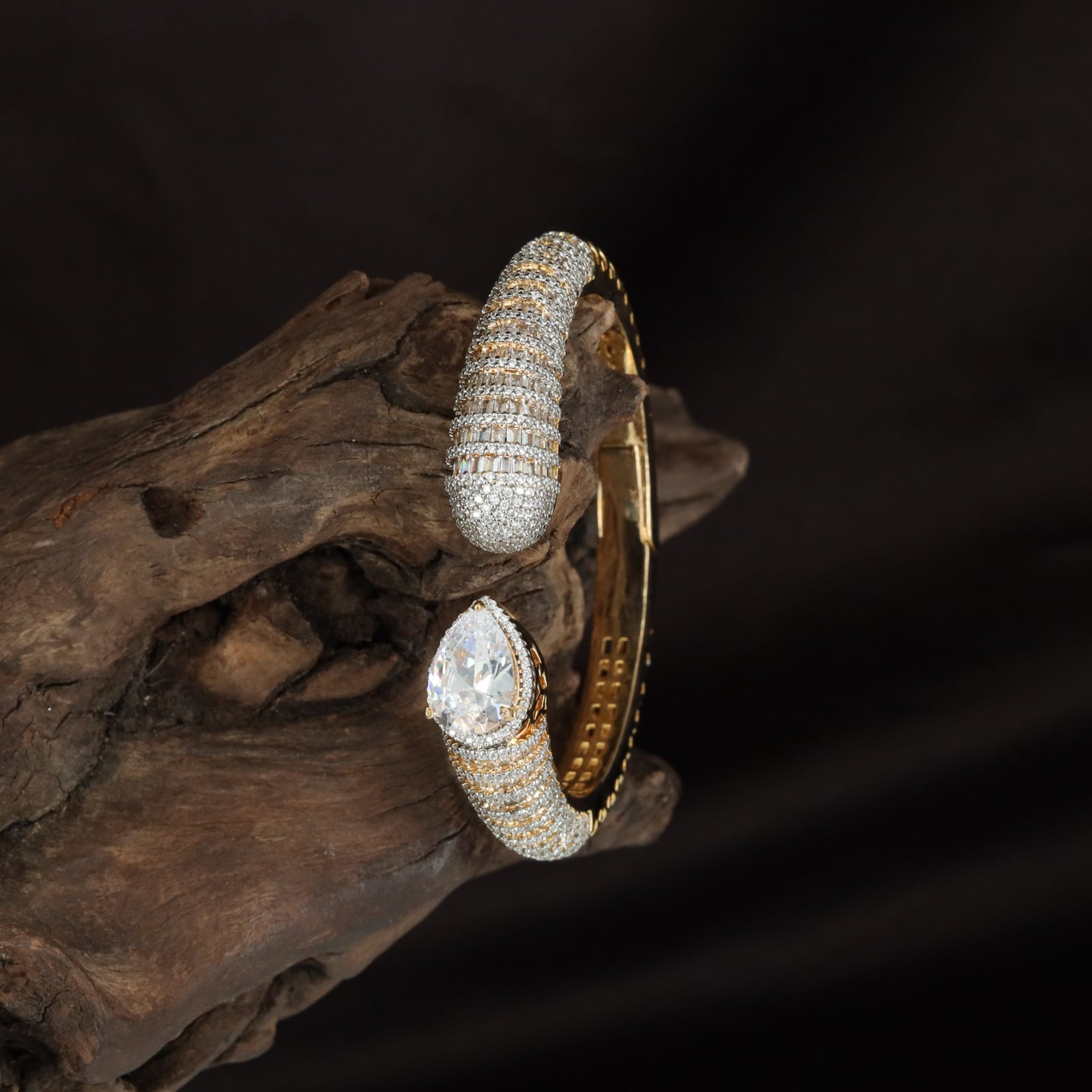 Bulged Frame Kada with Structured Open Formation