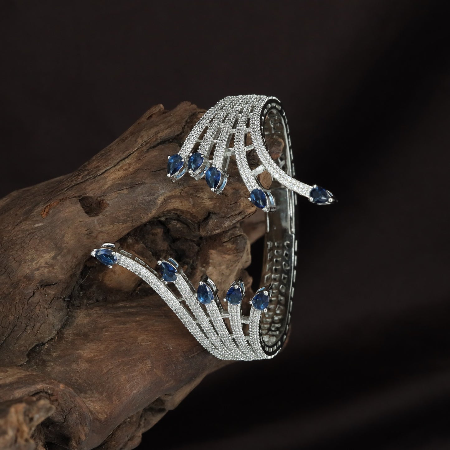Knotted Flow Kada with Raised Border Formation