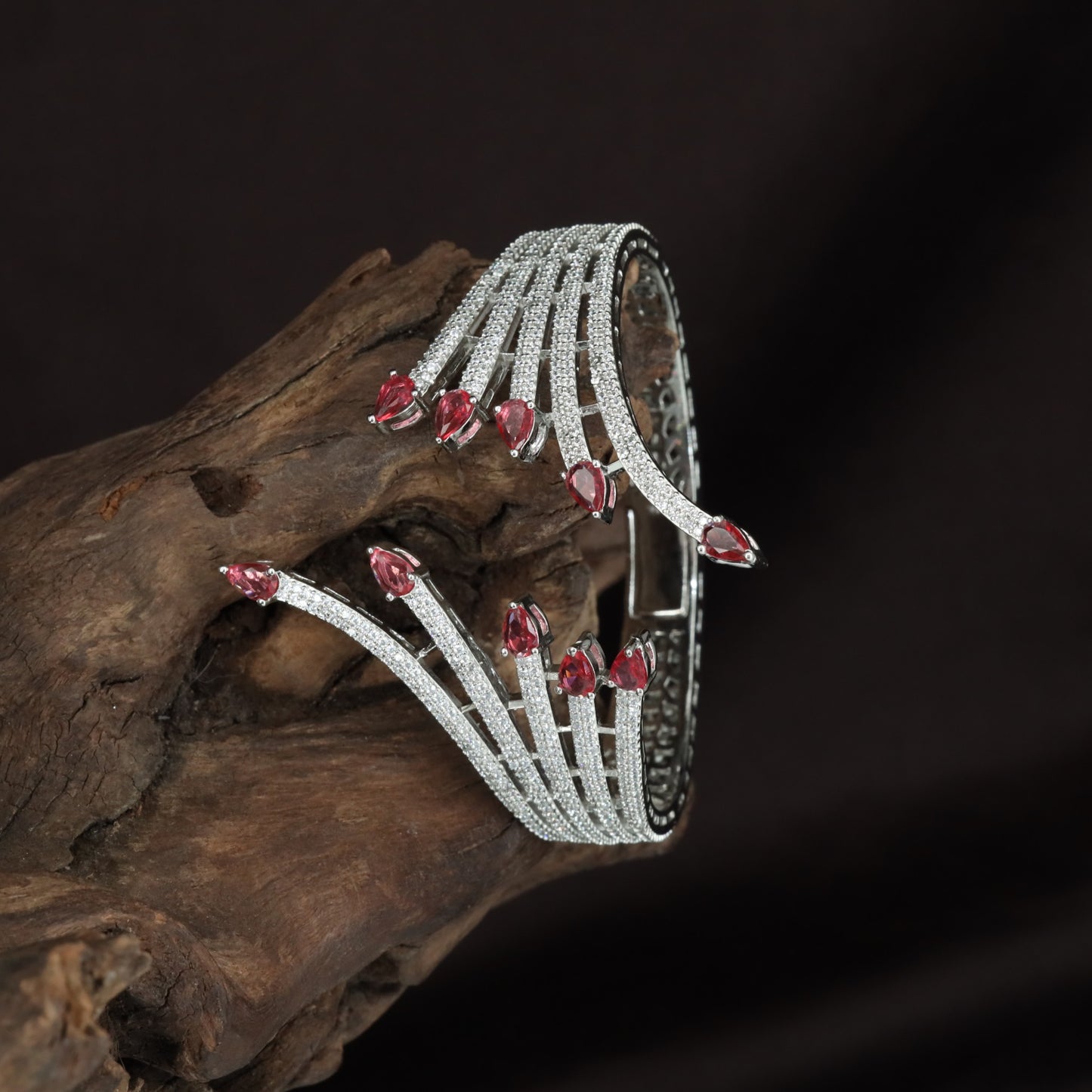 Knotted Flow Kada with Raised Border Formation