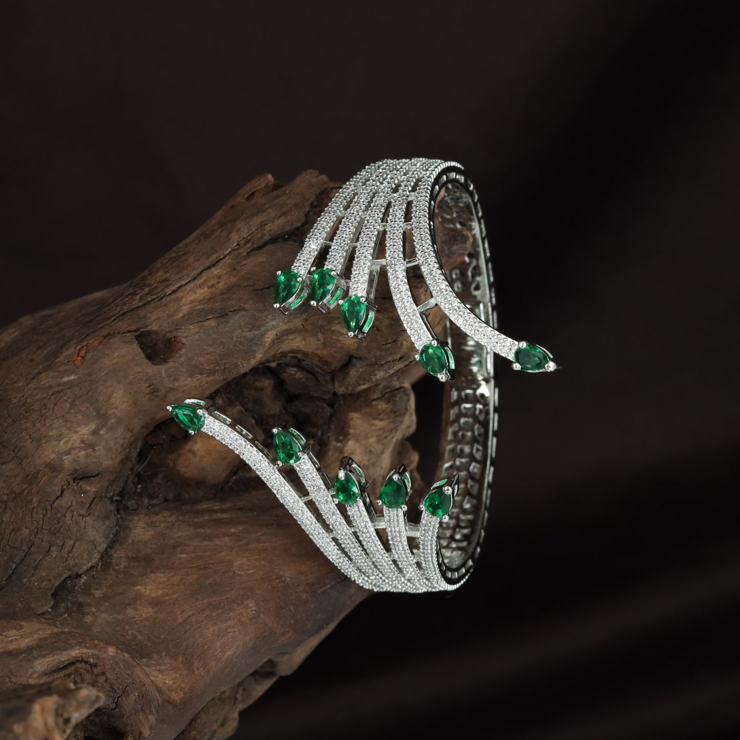 Knotted Flow Kada with Raised Border Formation