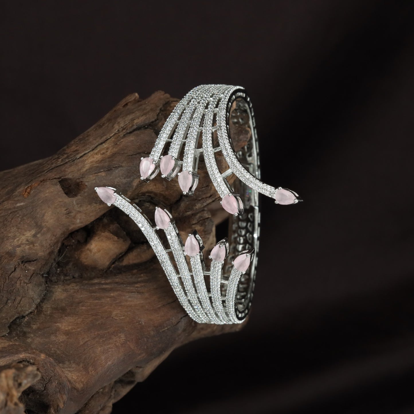 Knotted Flow Kada with Raised Border Formation