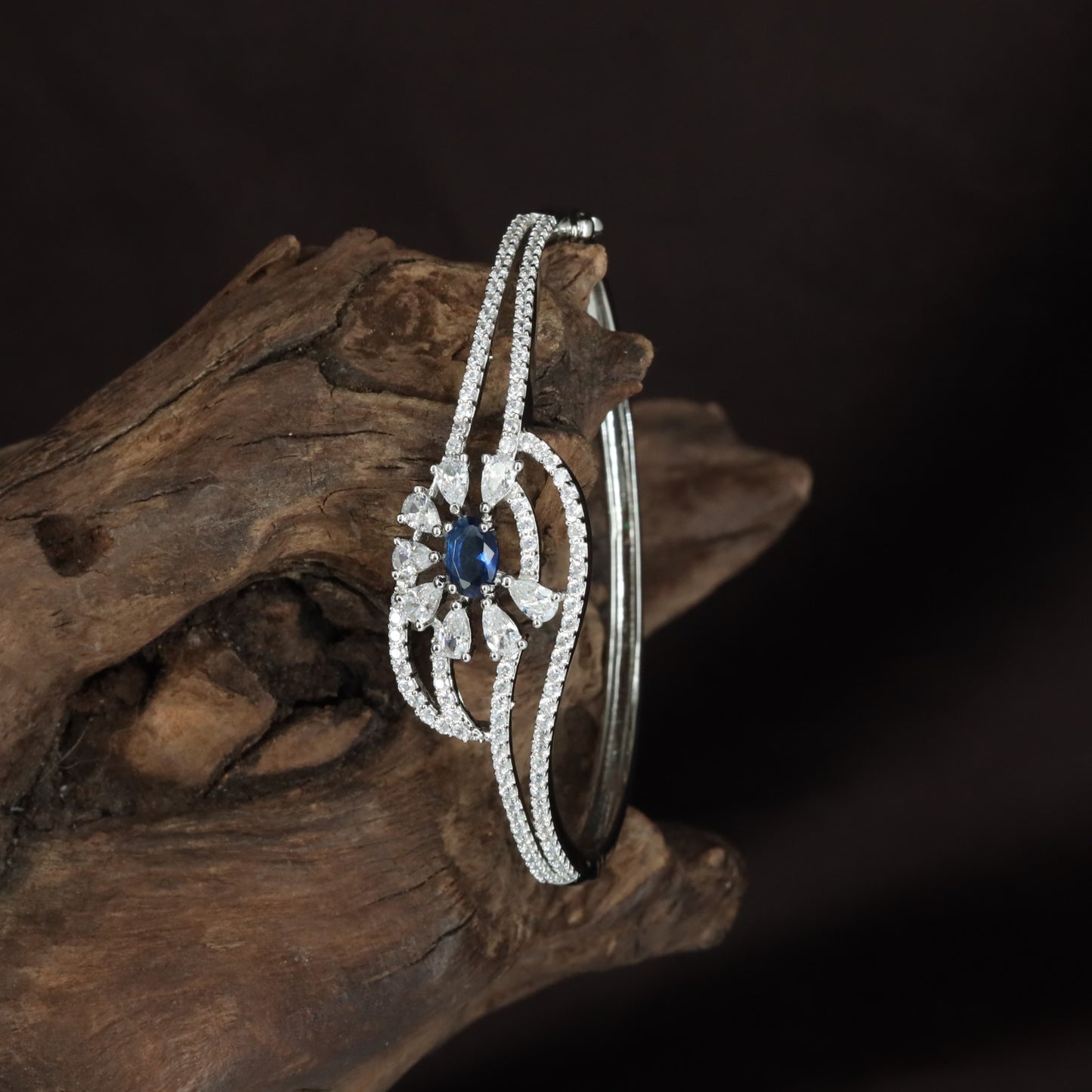 Crossvine Petal Kada with Elevated Centre Placement