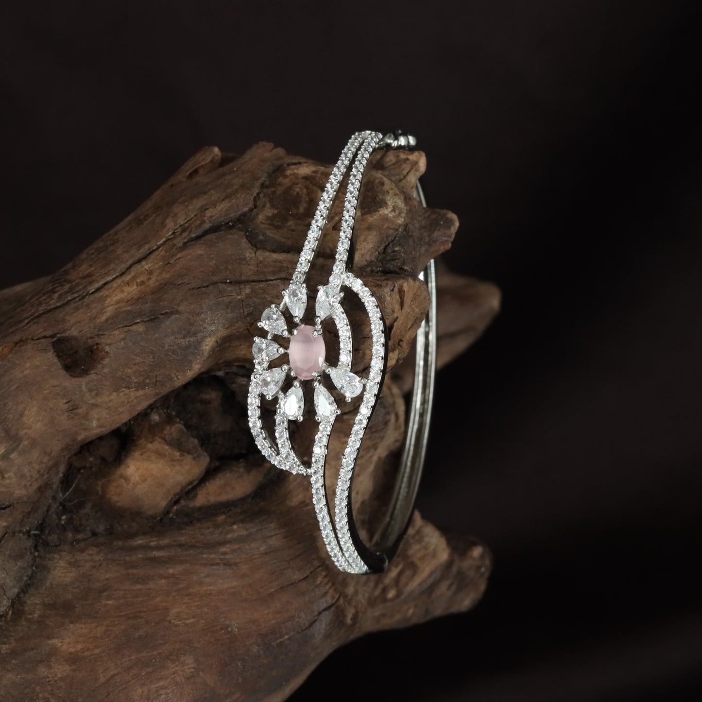 Crossvine Petal Kada with Elevated Centre Placement