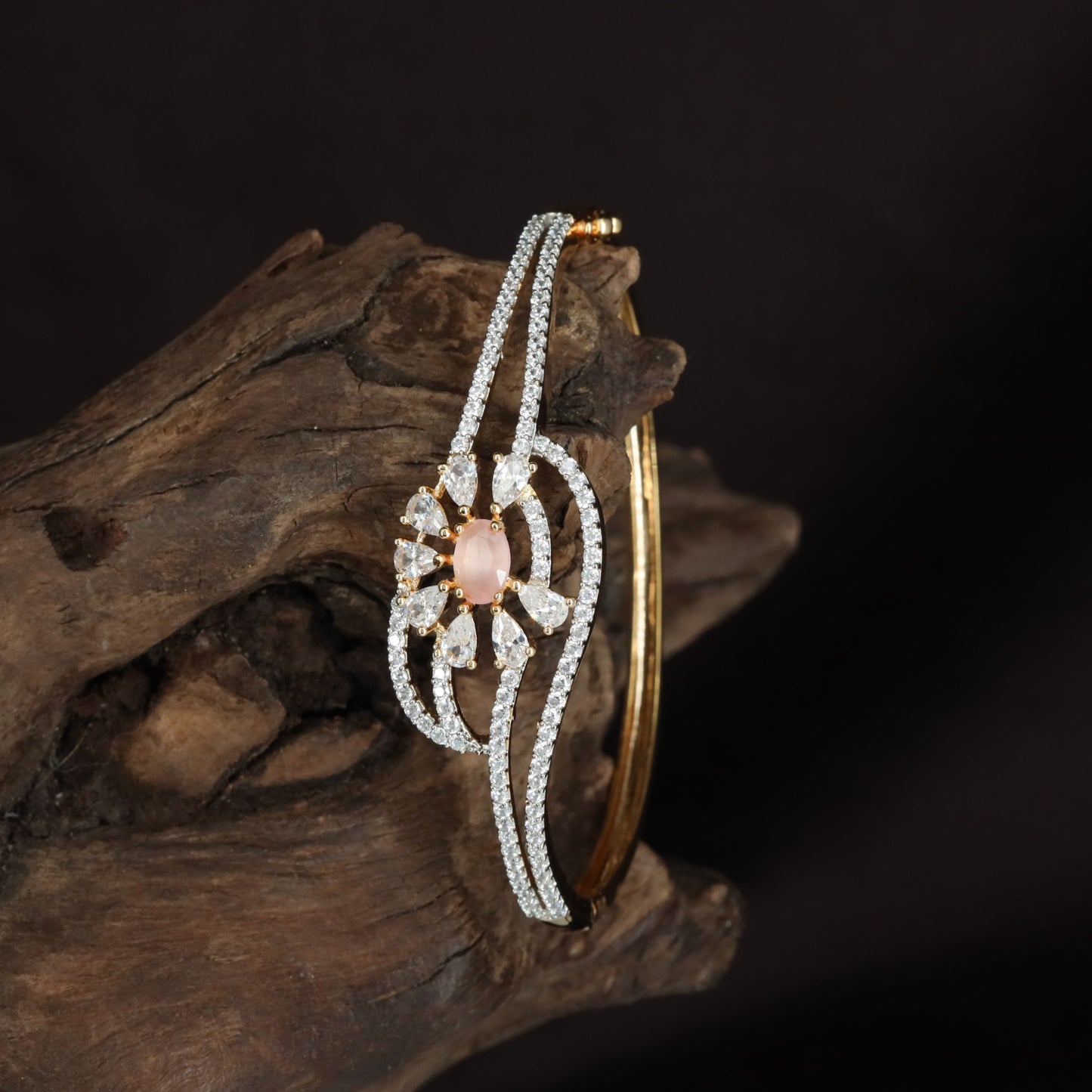 Crossvine Petal Kada with Elevated Centre Placement