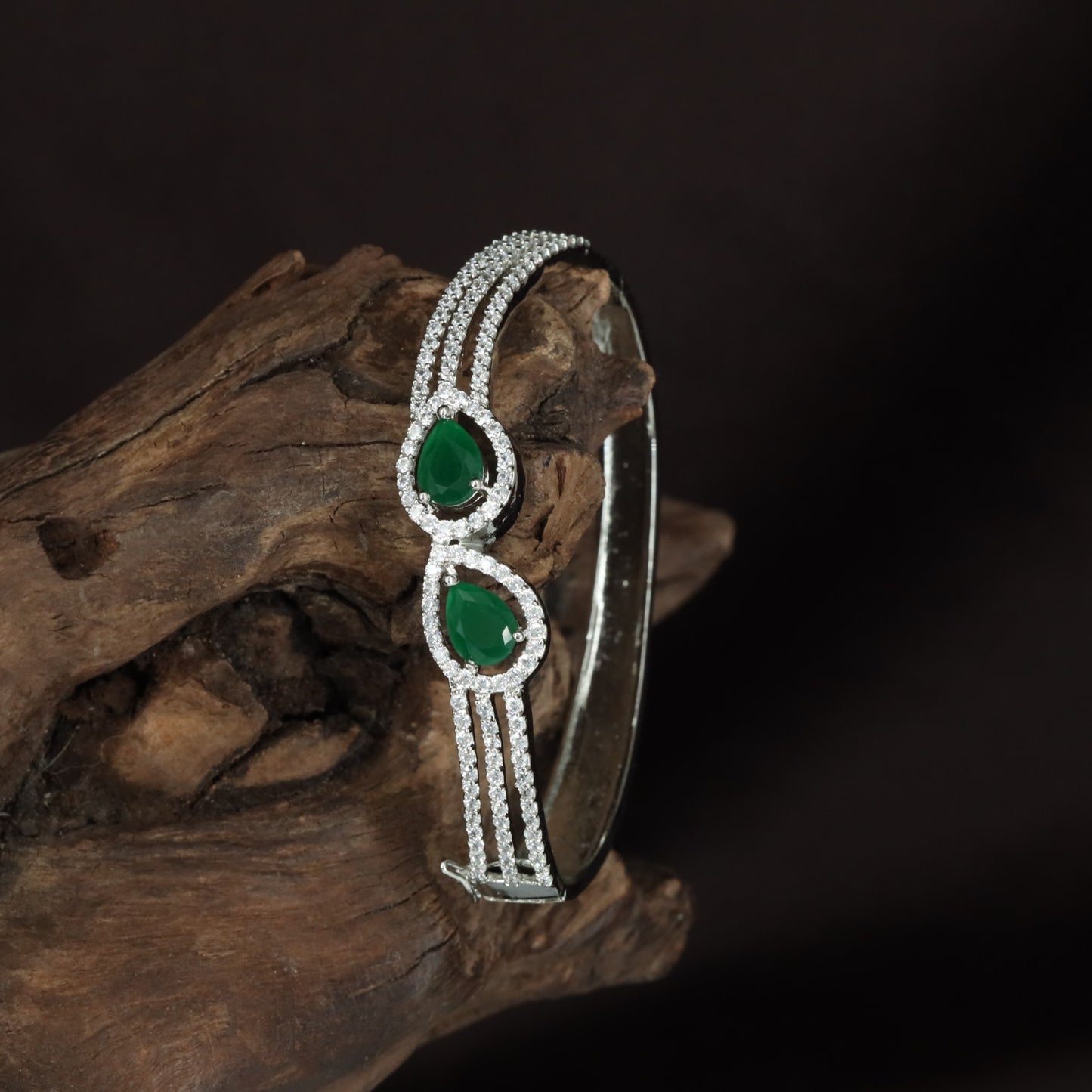Crossvine Flower Kada with Elevated Centre Placement
