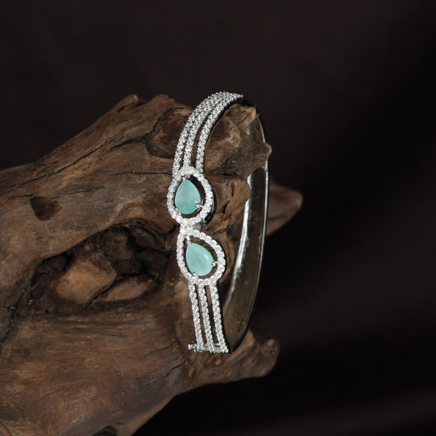 Crossvine Flower Kada with Elevated Centre Placement