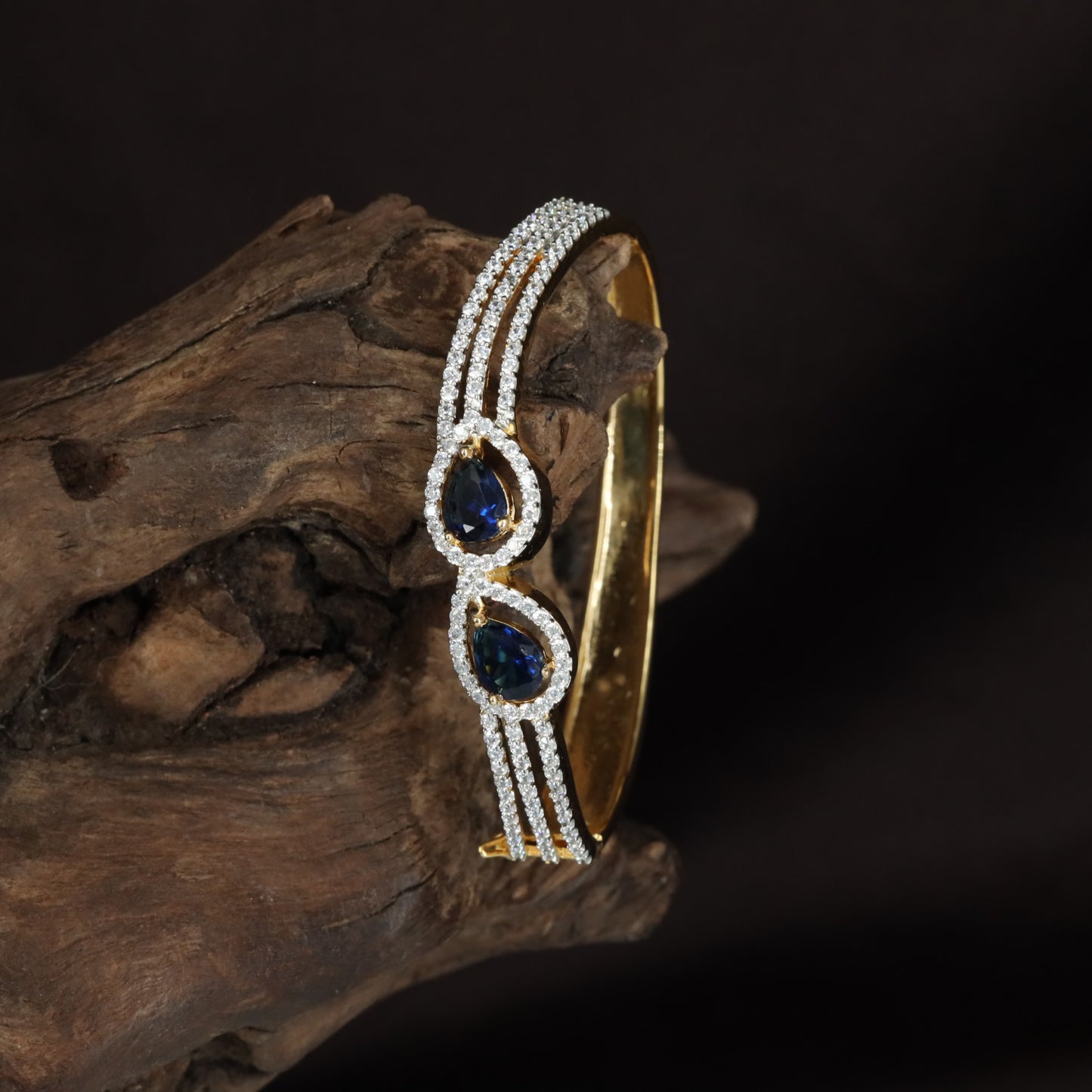 Crossvine Flower Kada with Elevated Centre Placement